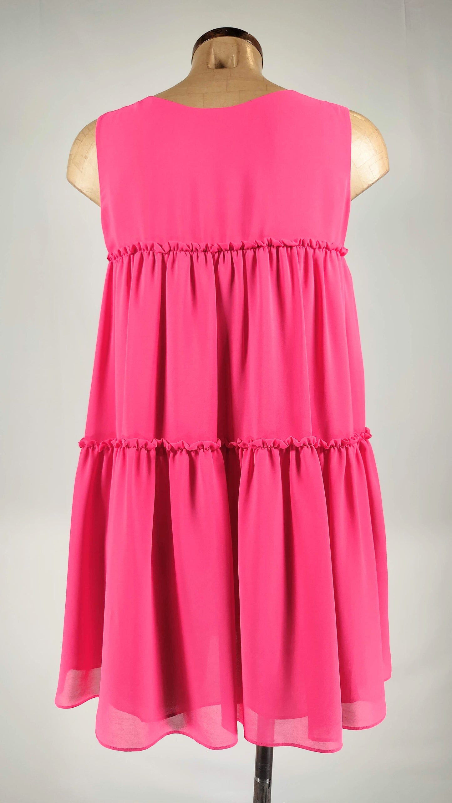 Vestido fucsia con cuello adornado