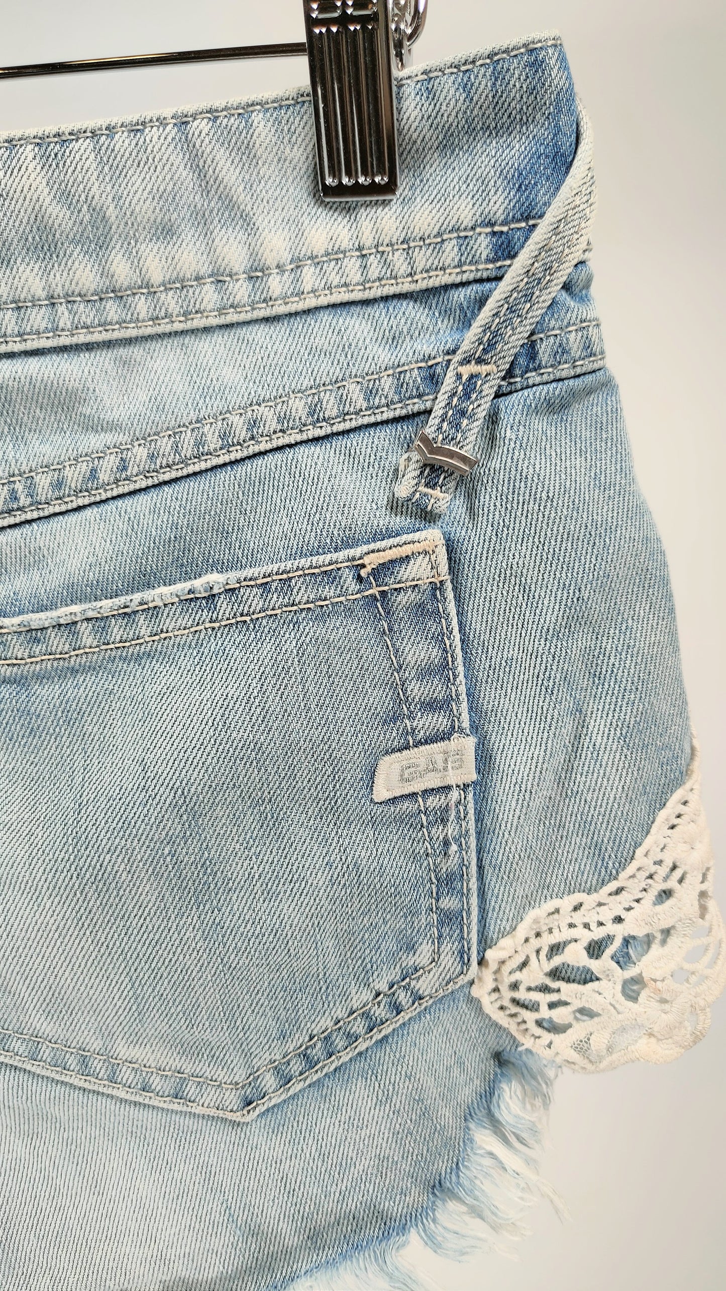 Short con encaje