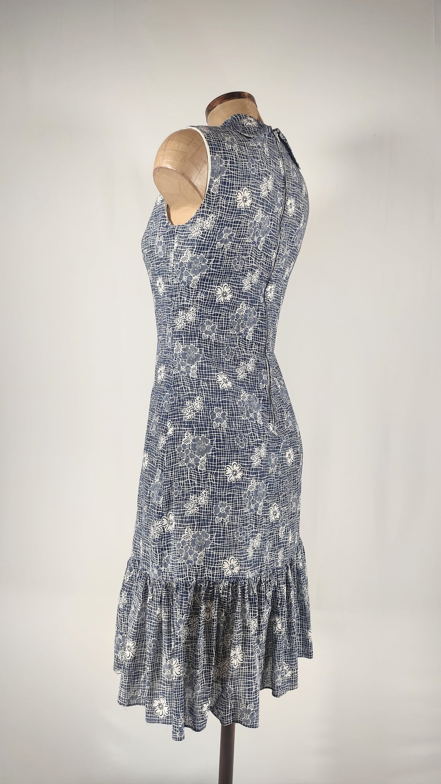Vestido vintage con lazo y volante en bajo