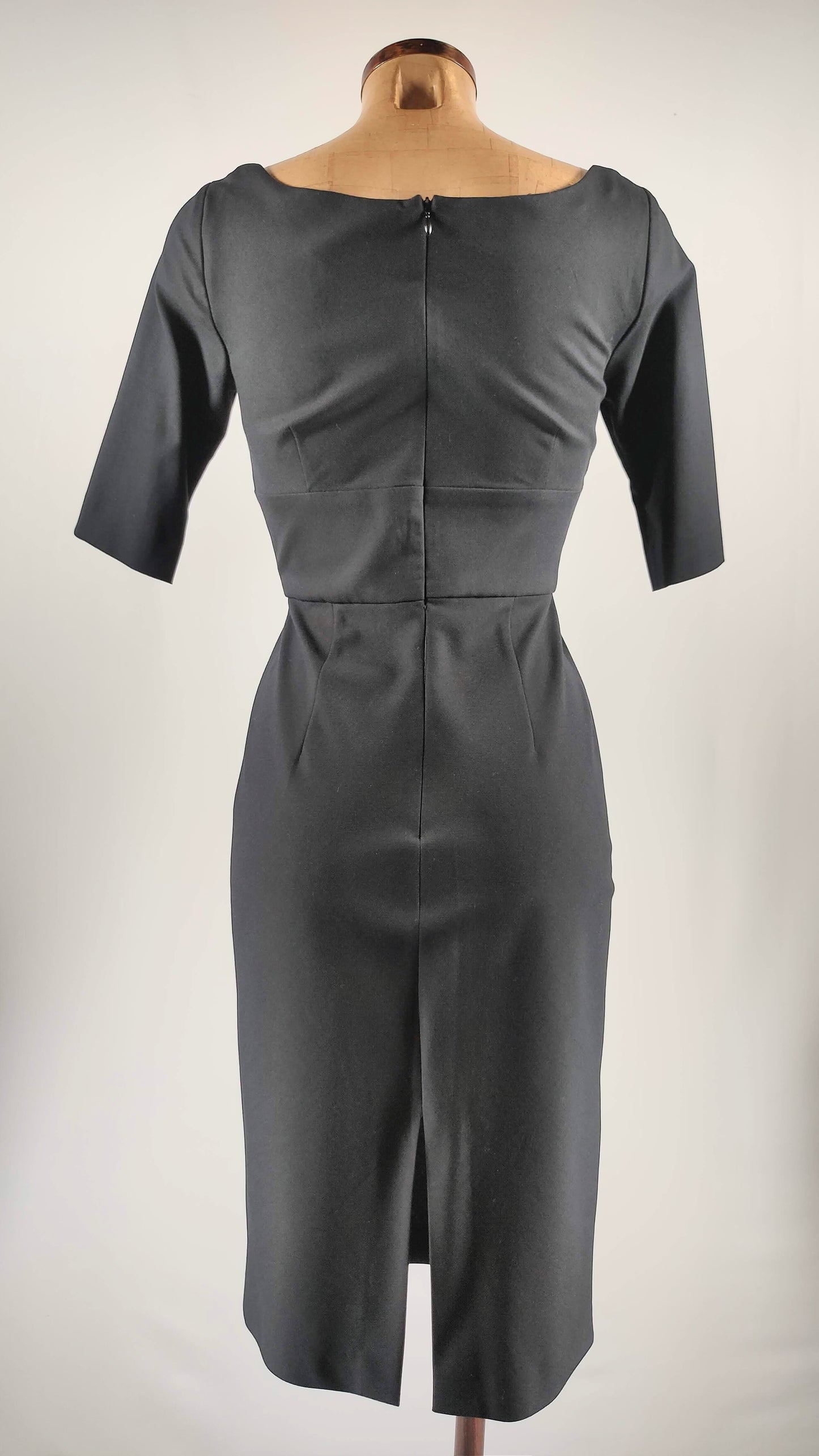 Vestido negro con adorno en pecho Zara