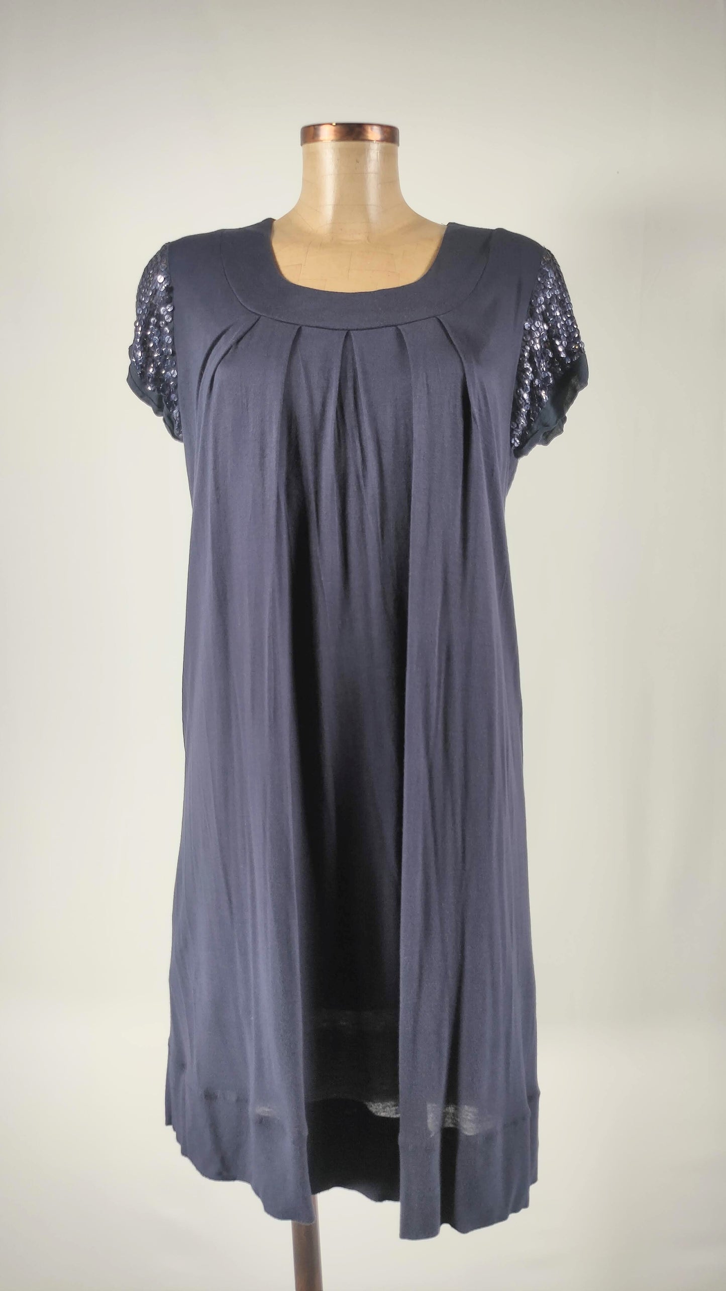 Vestido y sobrevestido con adorno de tachuelas