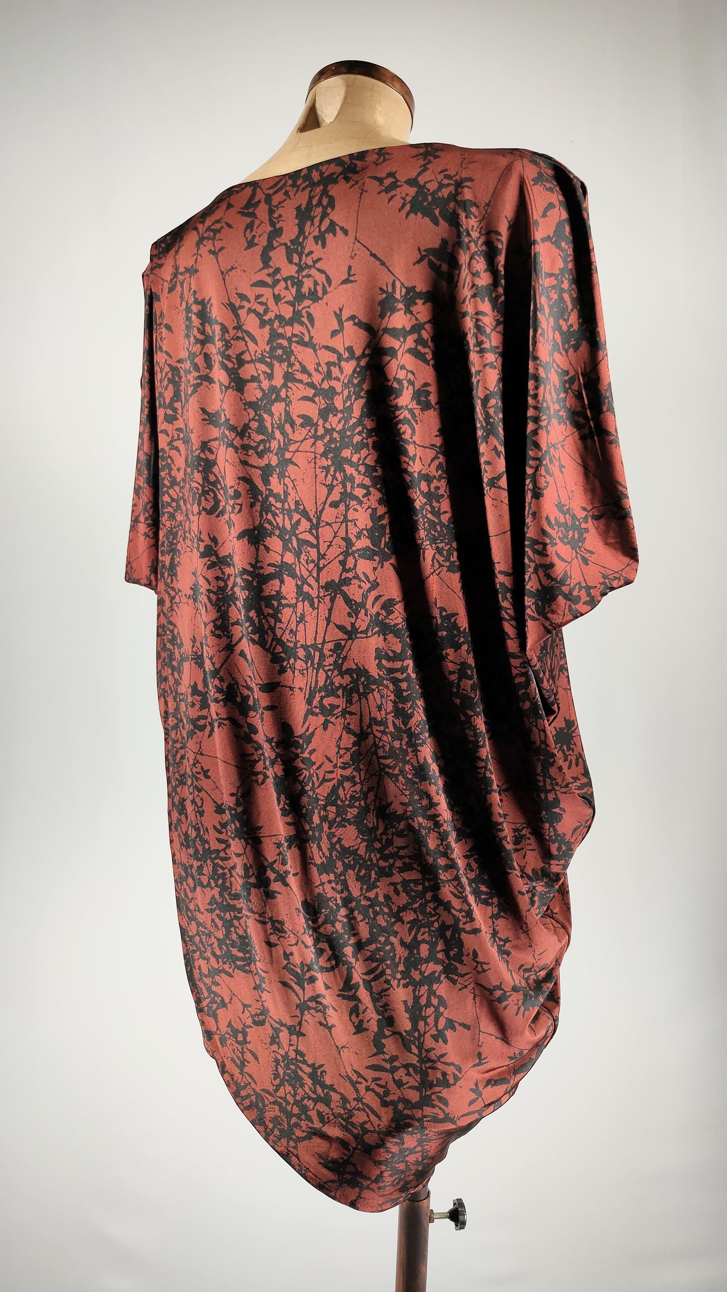 Vestido con capa estampado