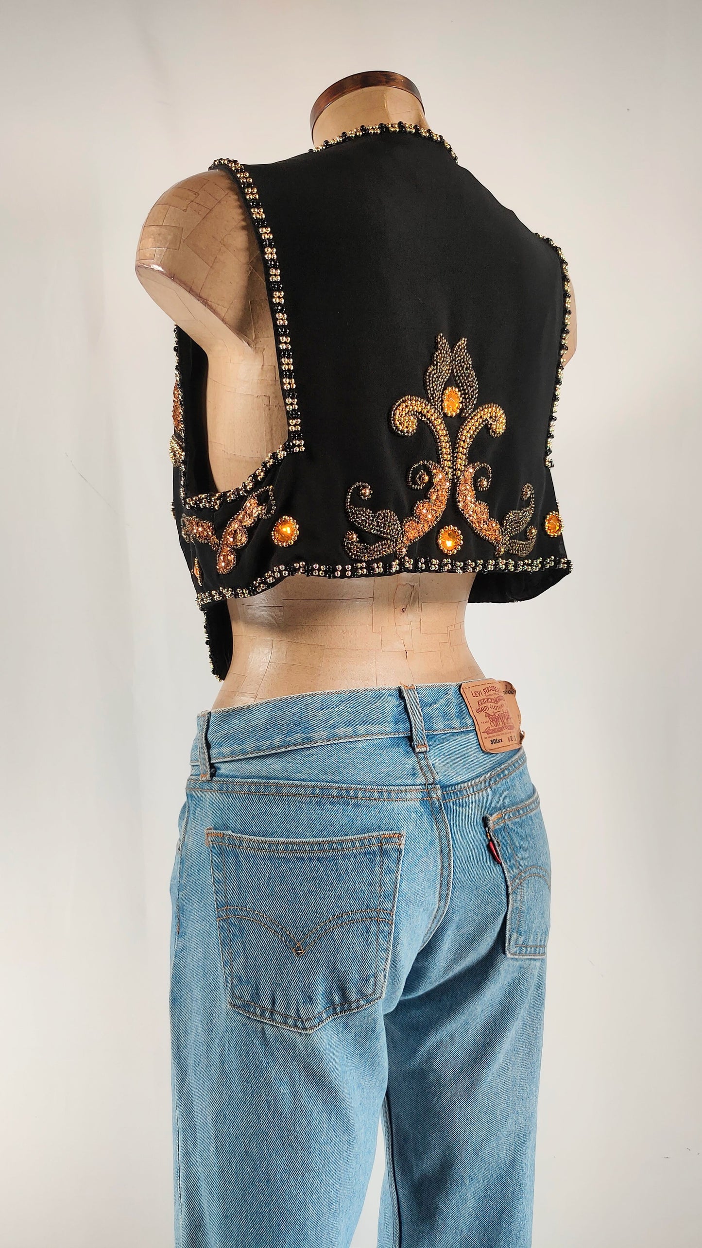 Chaleco negro con tachuelas