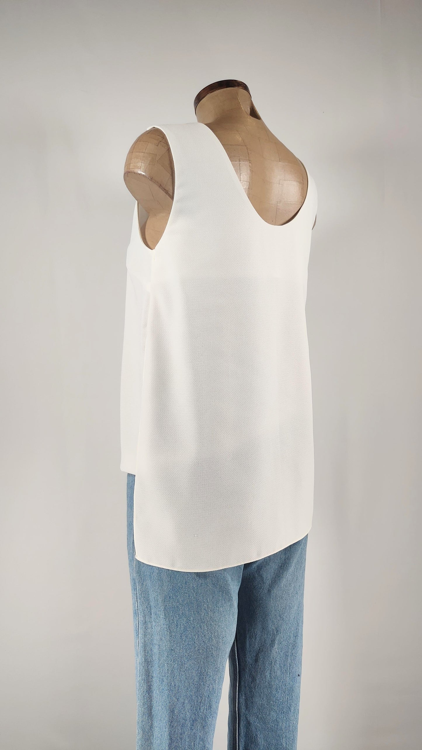 Blusa con cadena en cuello