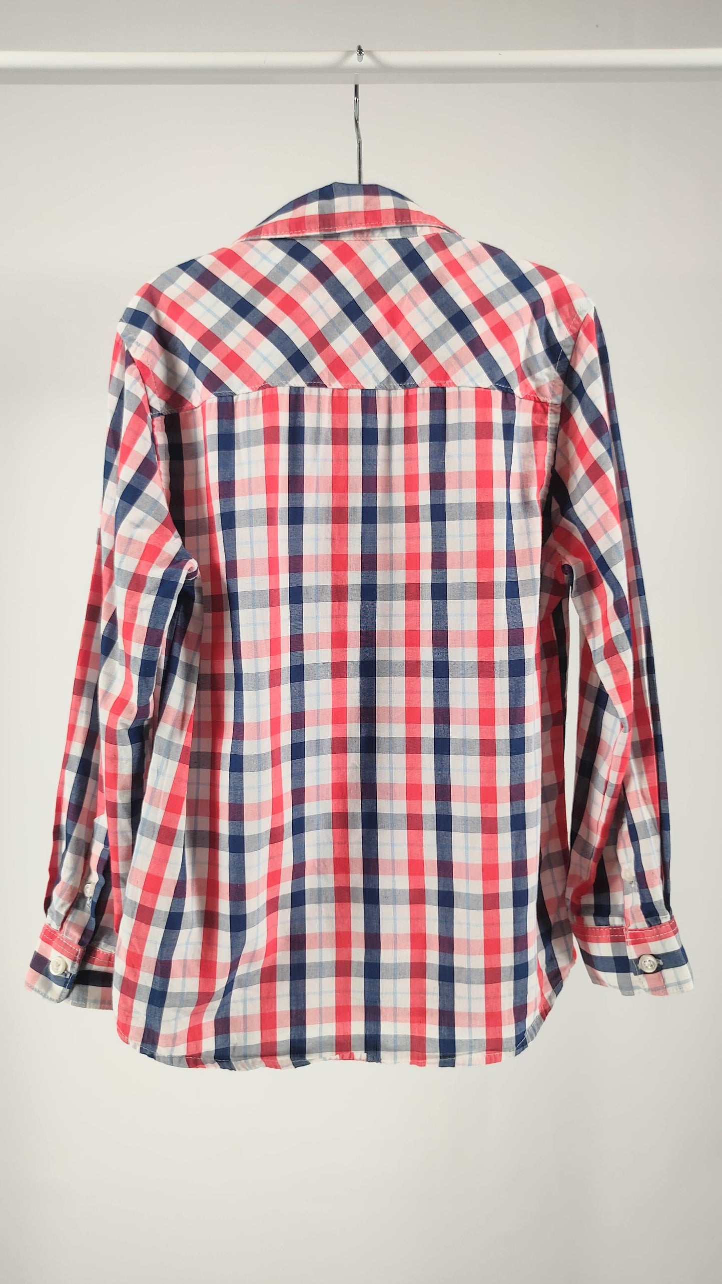 Camisa de cuadros con marca bordada