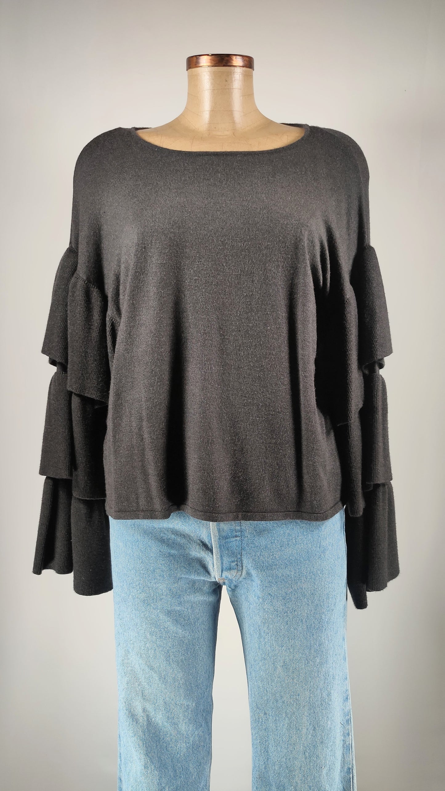 Jersey gris con volantes en mangas