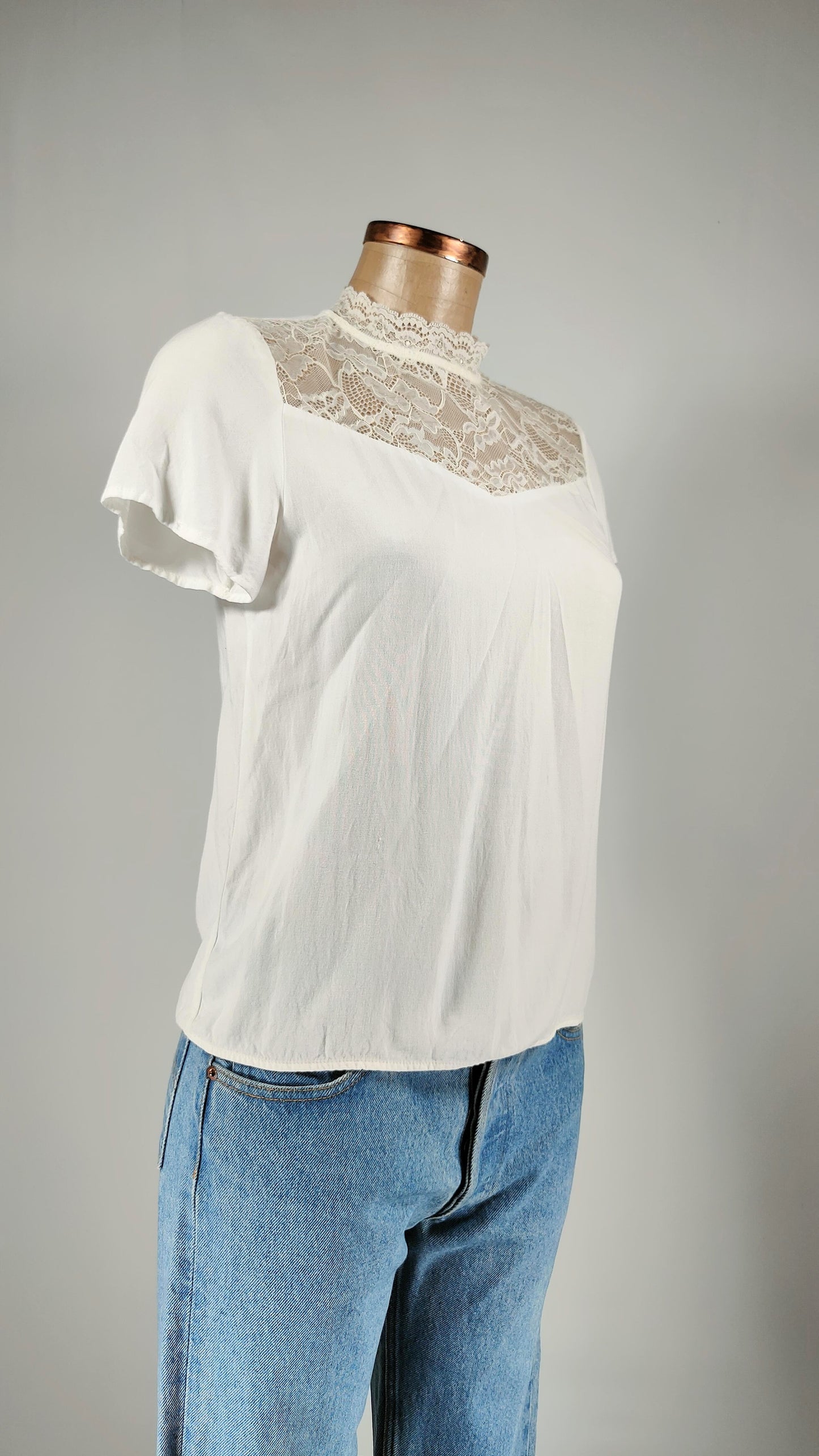 Blusa con calado frontal
