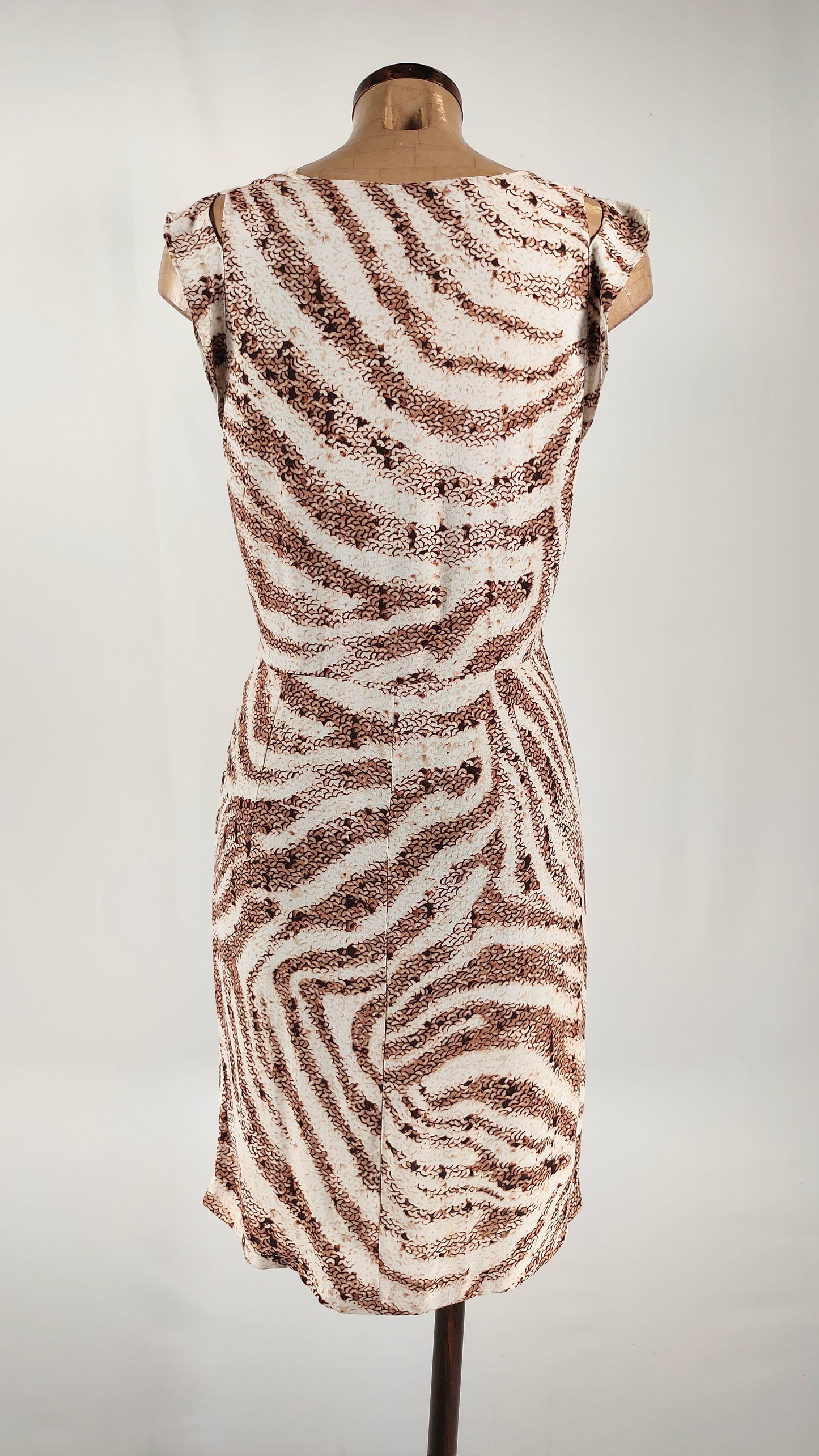 Vestido multicolor con obertura en hombro