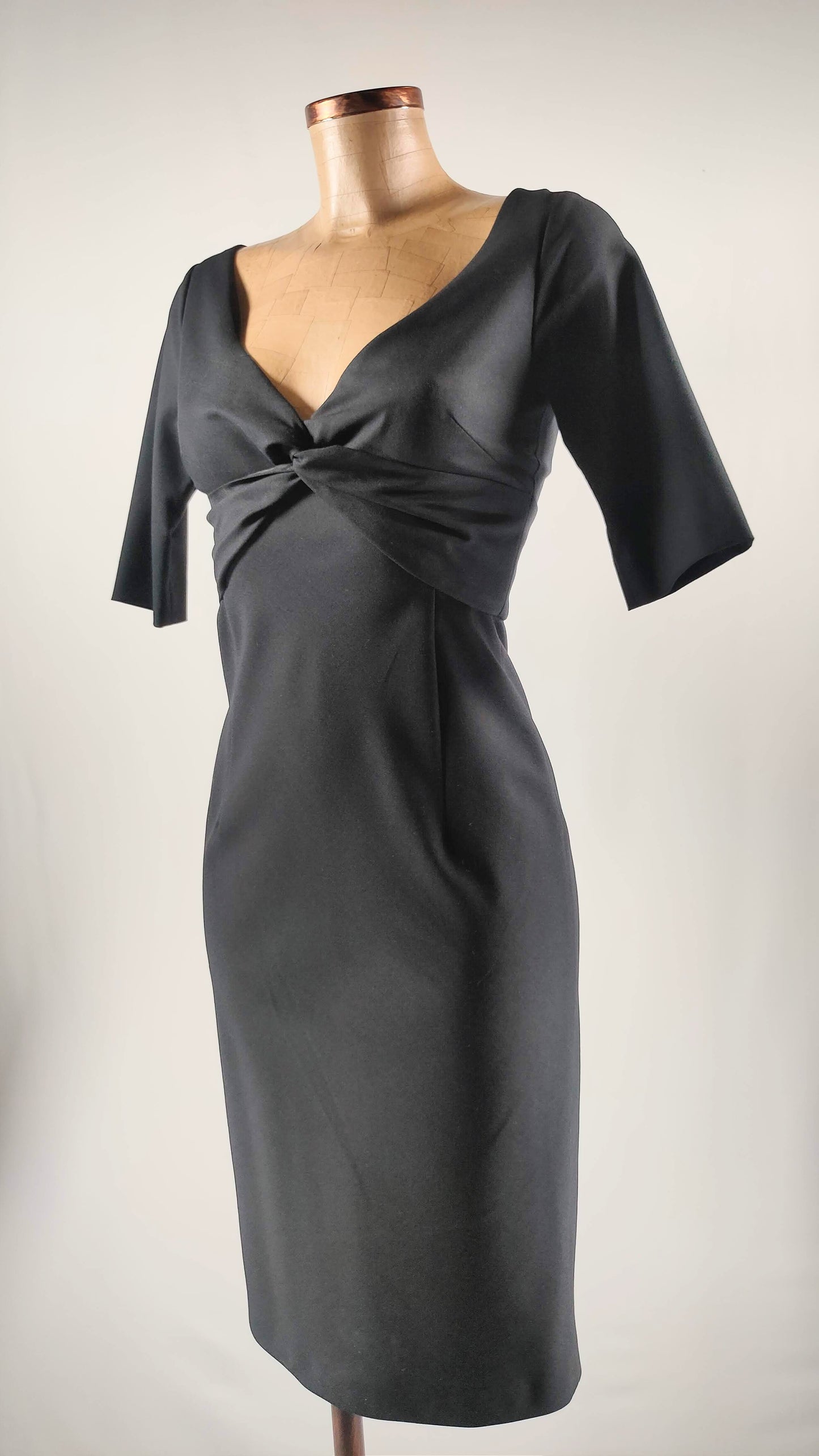 Vestido negro con adorno en pecho Zara