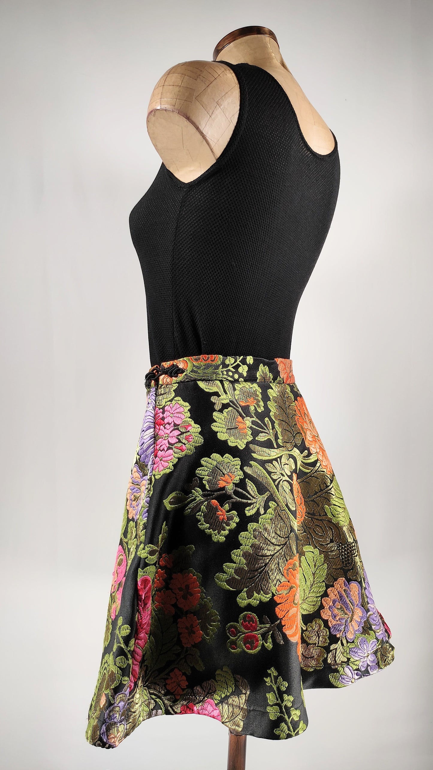 Falda bordada con motivos florales