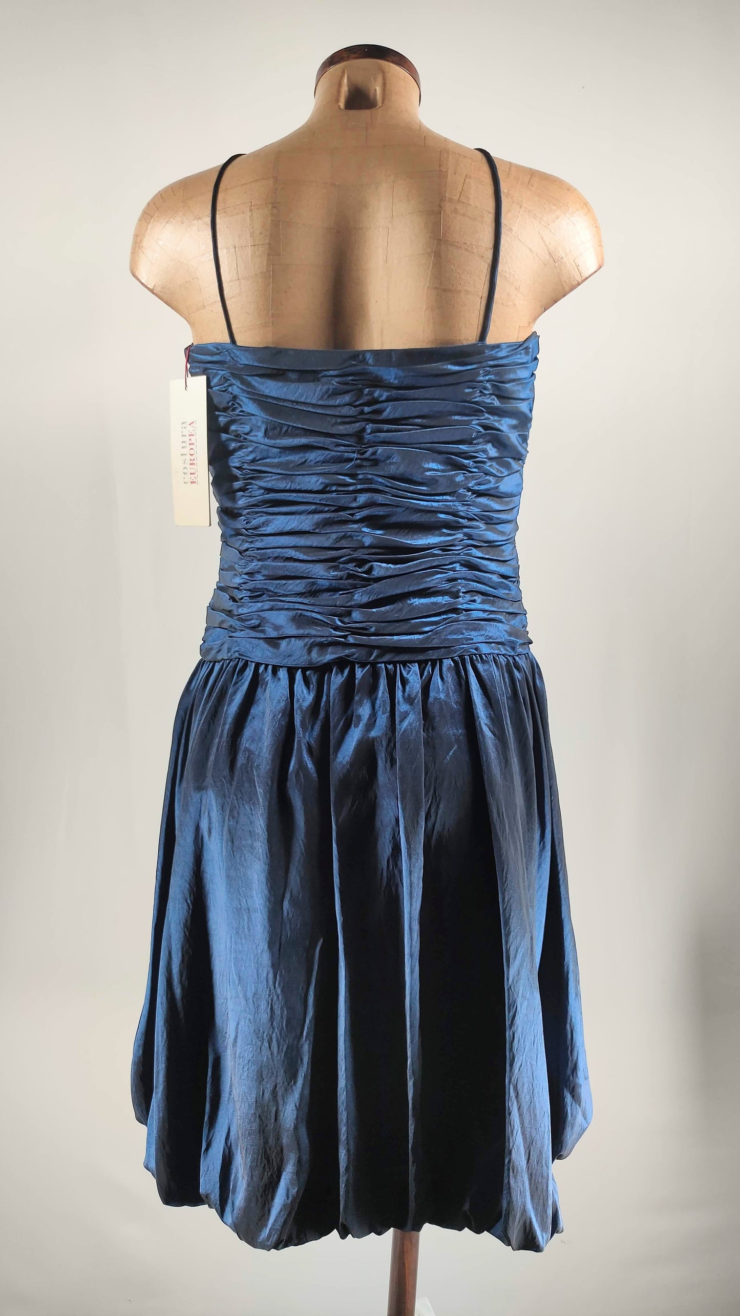 Vestido de fiesta azul con cintura fruncida