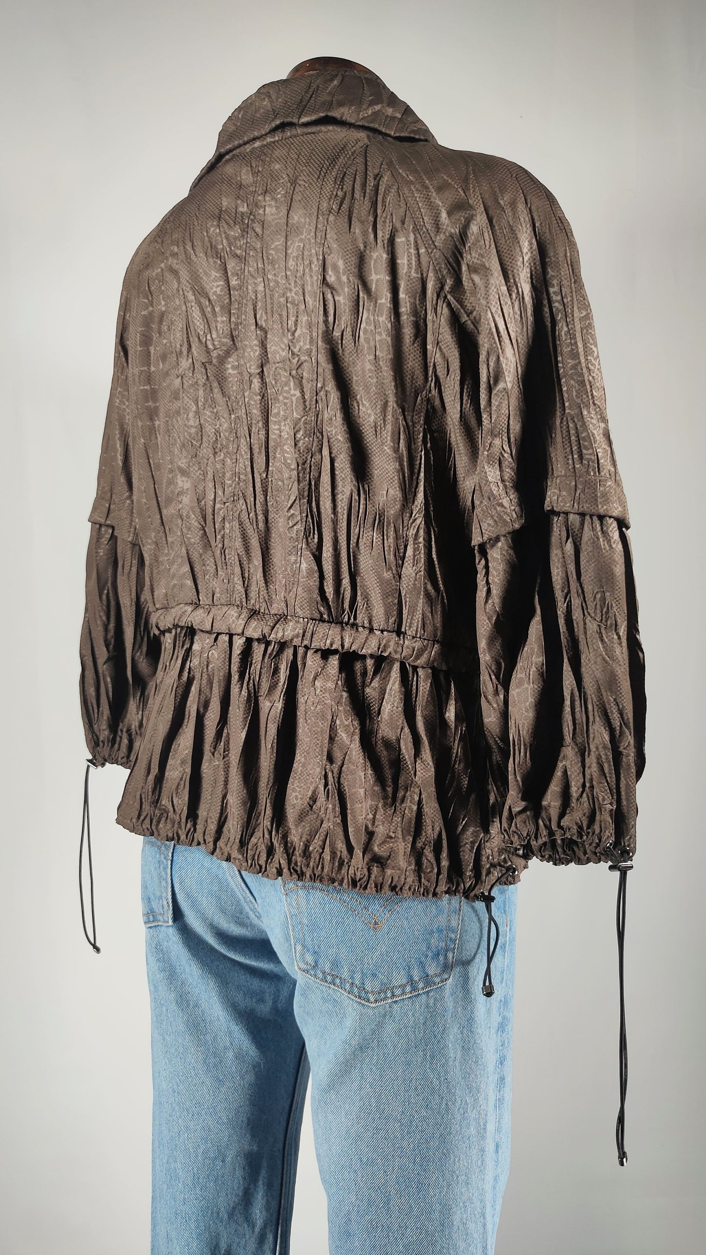 Chaqueta ligera con efecto arrugado