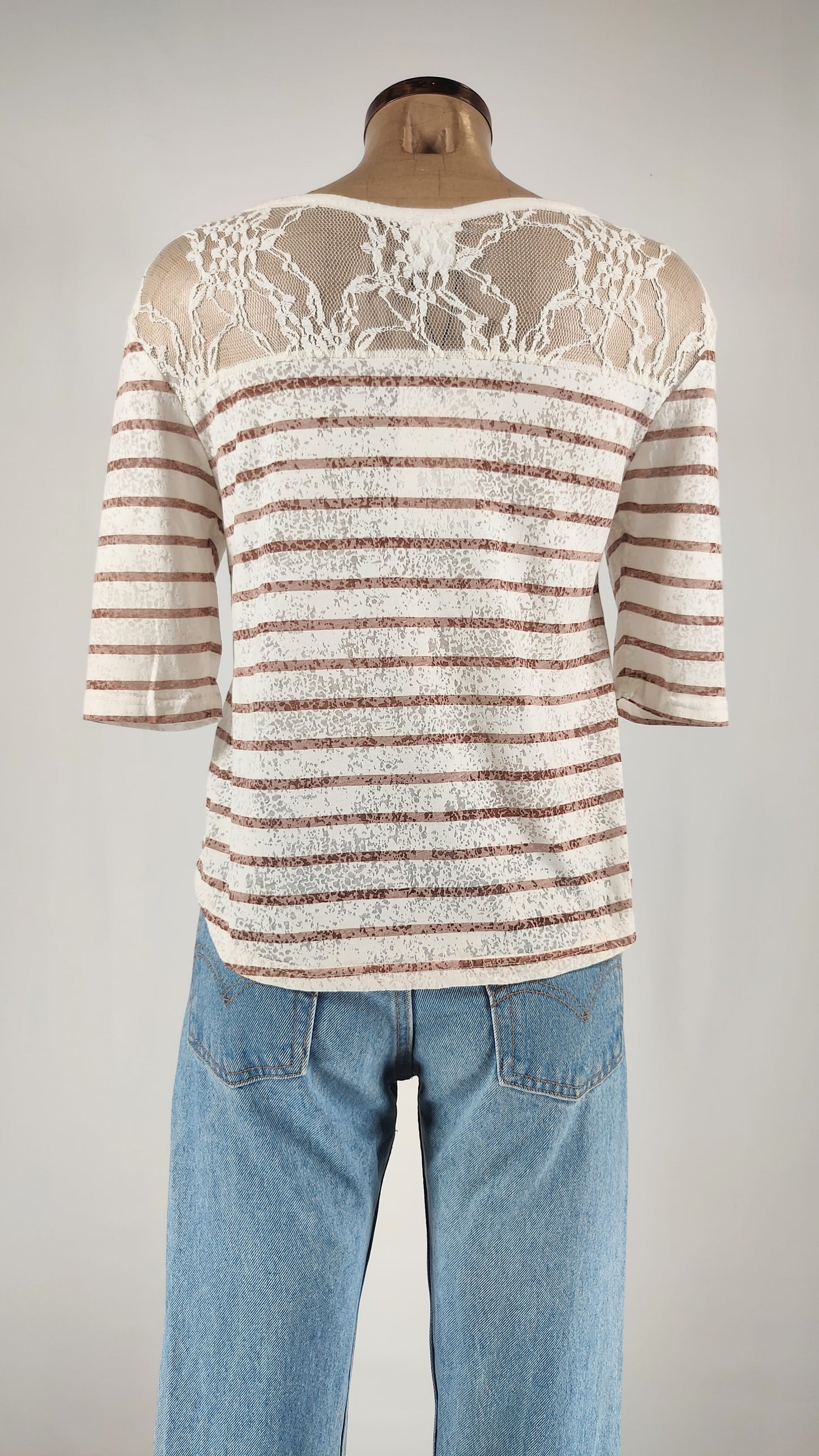 Camiseta con detalle calado