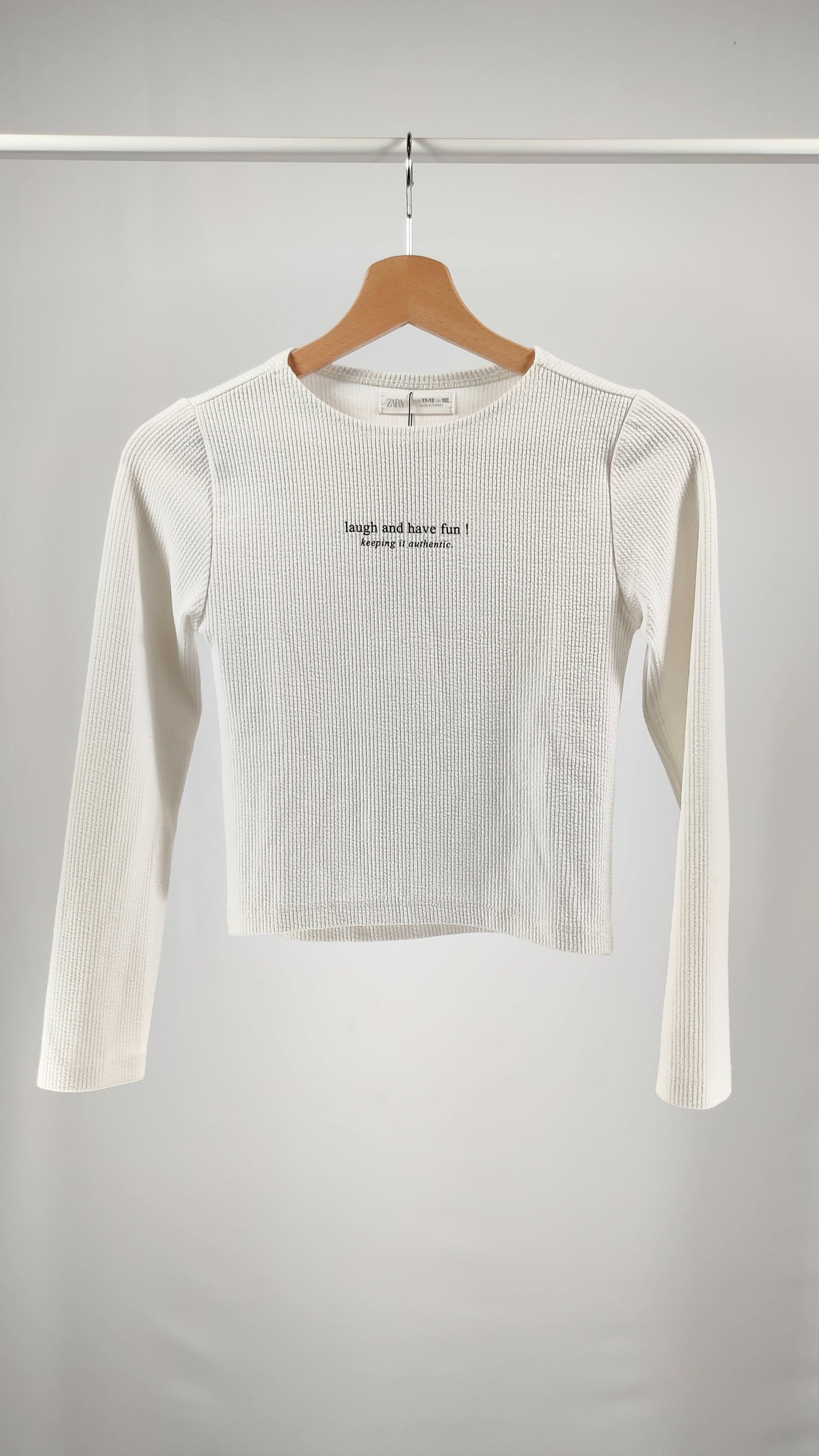 Camiseta con inscripción en negro