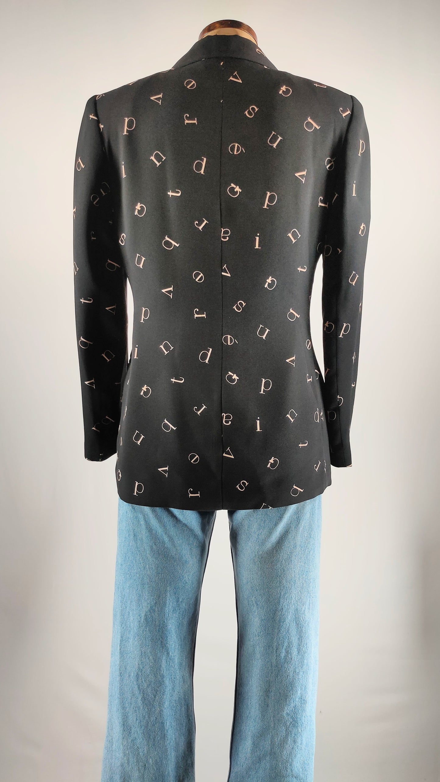 Americana con estampado de letras