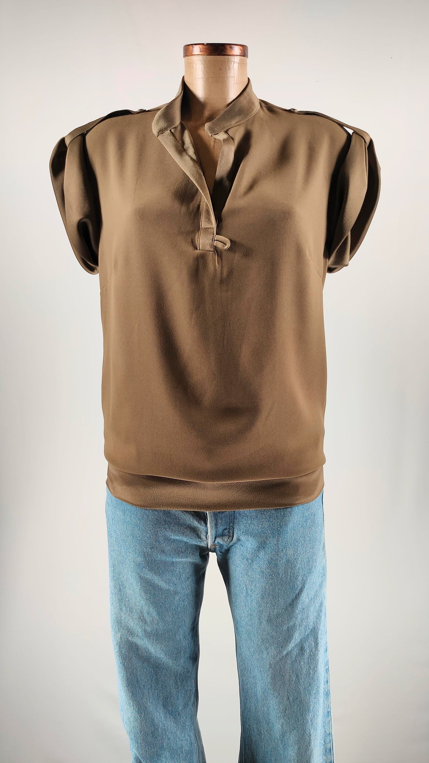 Blusa con manga abotonada