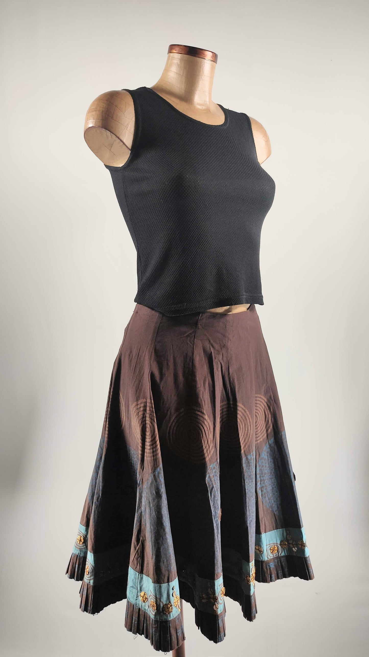 Falda con estampado étnico y detalle de apliques en cobre
