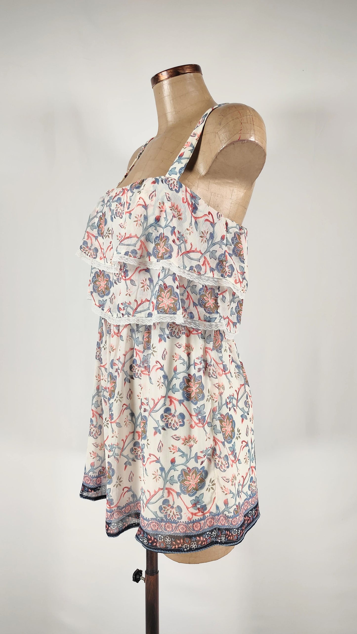Vestido con detalle de volantes