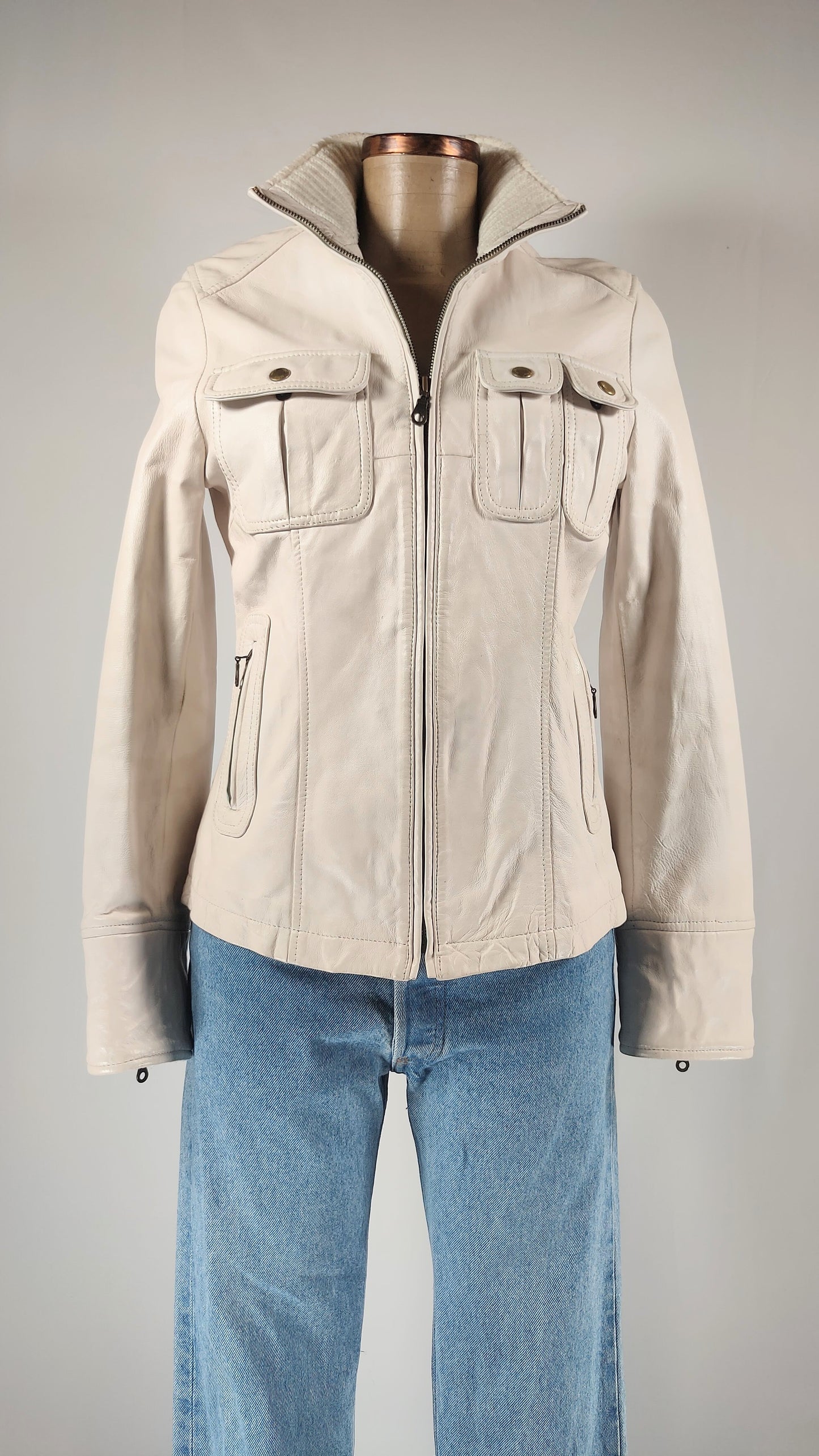 Chaqueta de piel en blanco