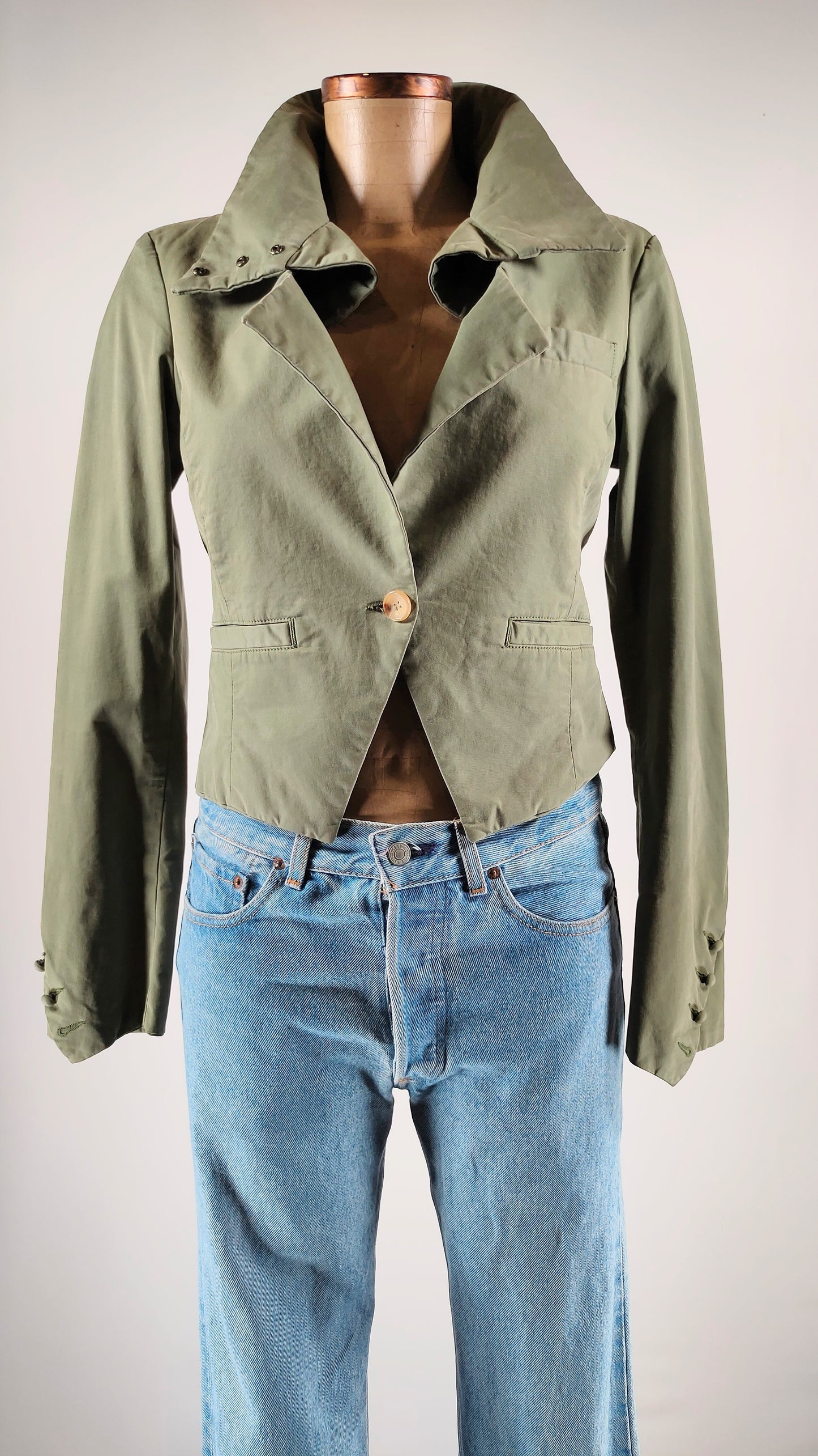 Chaqueta verde con corte de frac