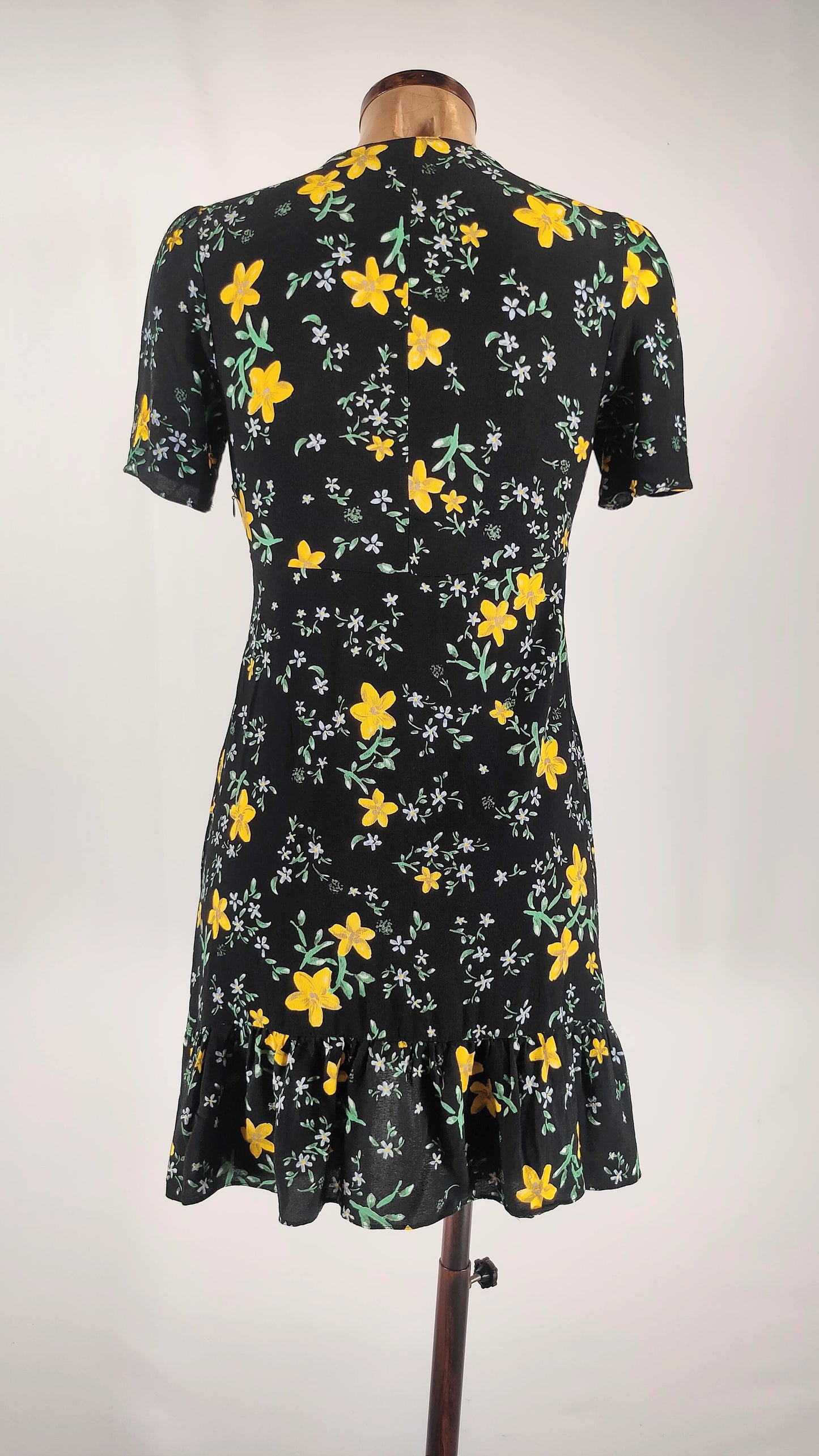 Vestido negro con flores amarillas