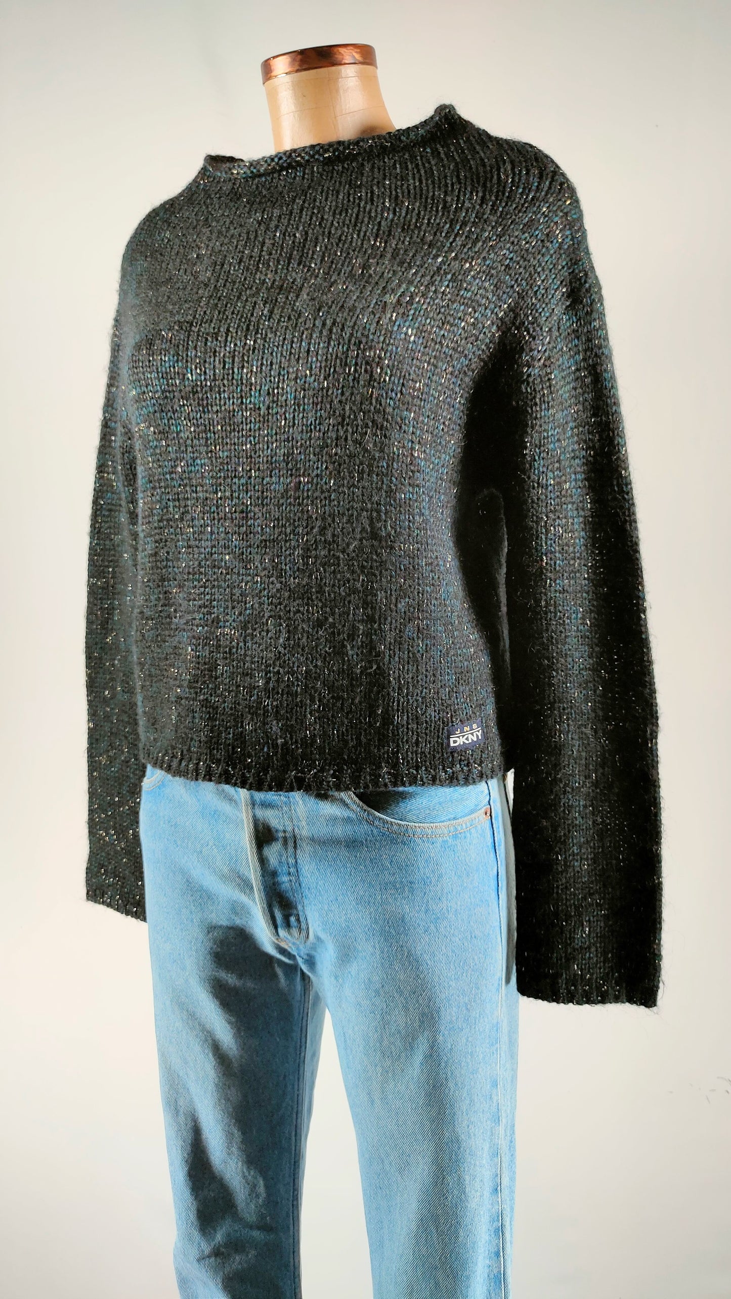 Jersey DKNY con detalle hilo dorado
