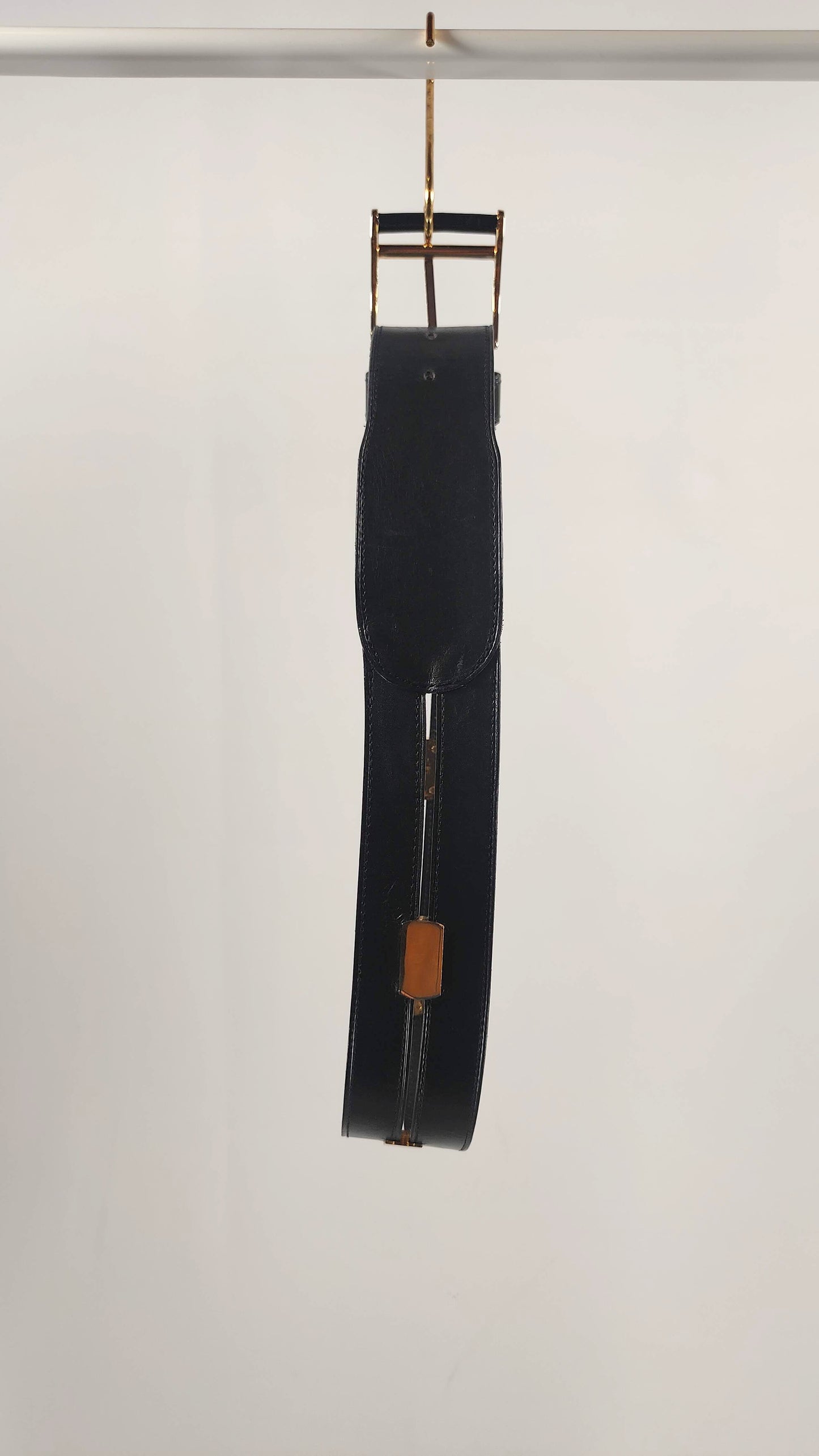 Cinturón de cuero negro y apliques dorados