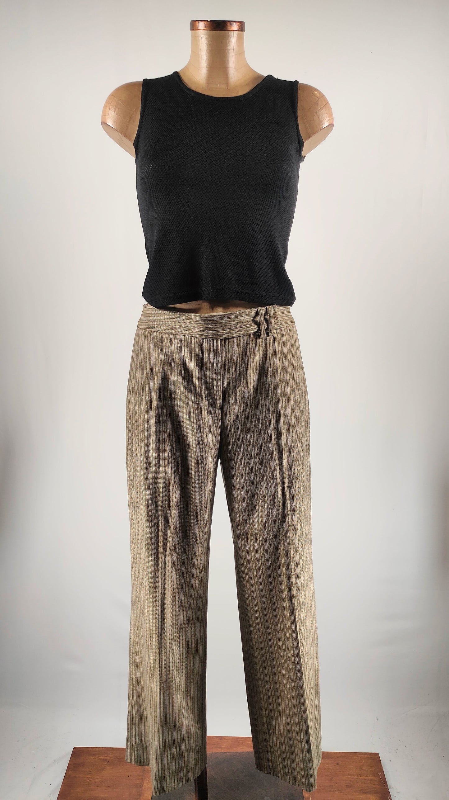 Traje con detalle de cinturón de lazo