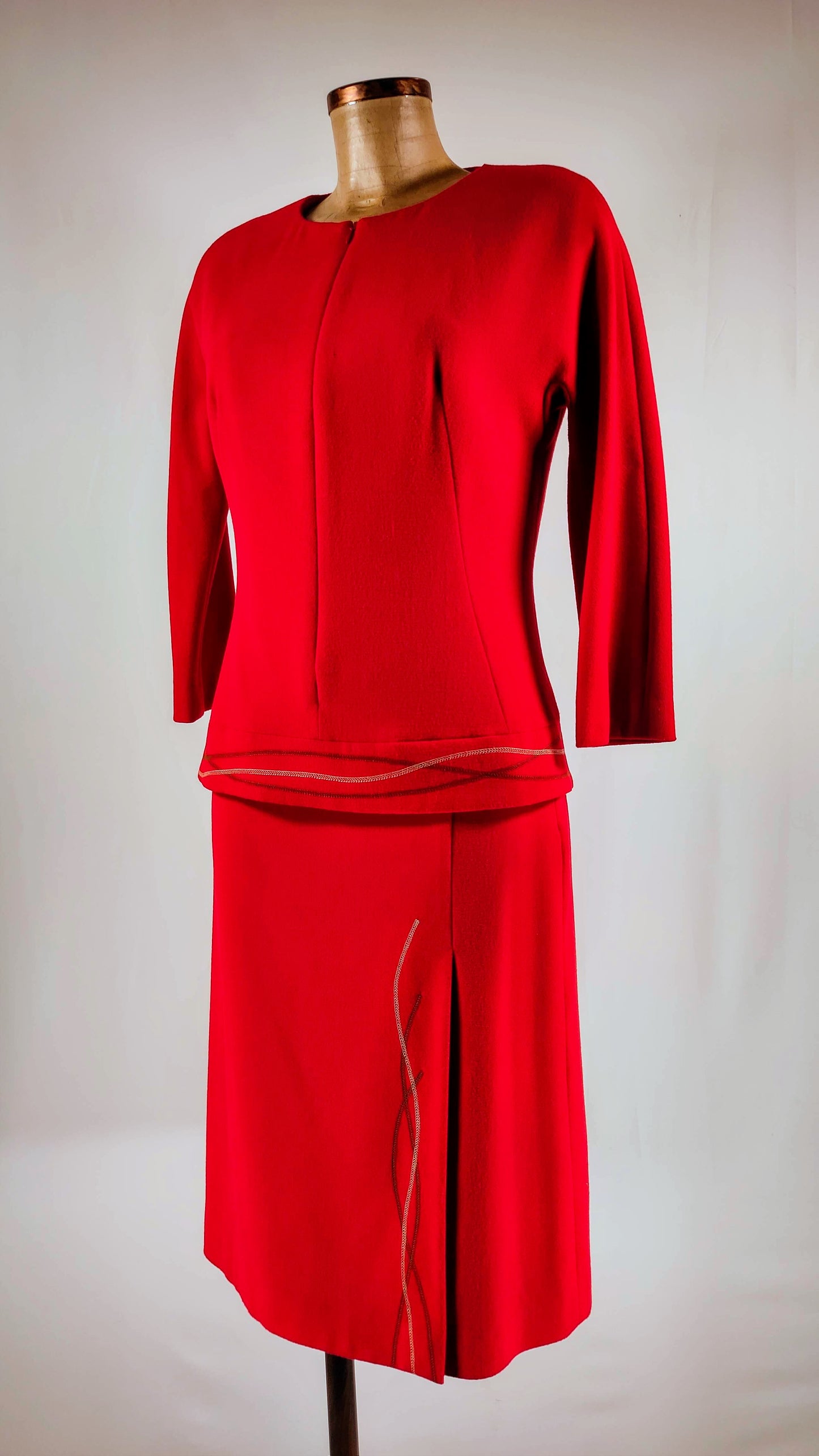Traje rojo de falda y chaqueta Adolfo Domínguez