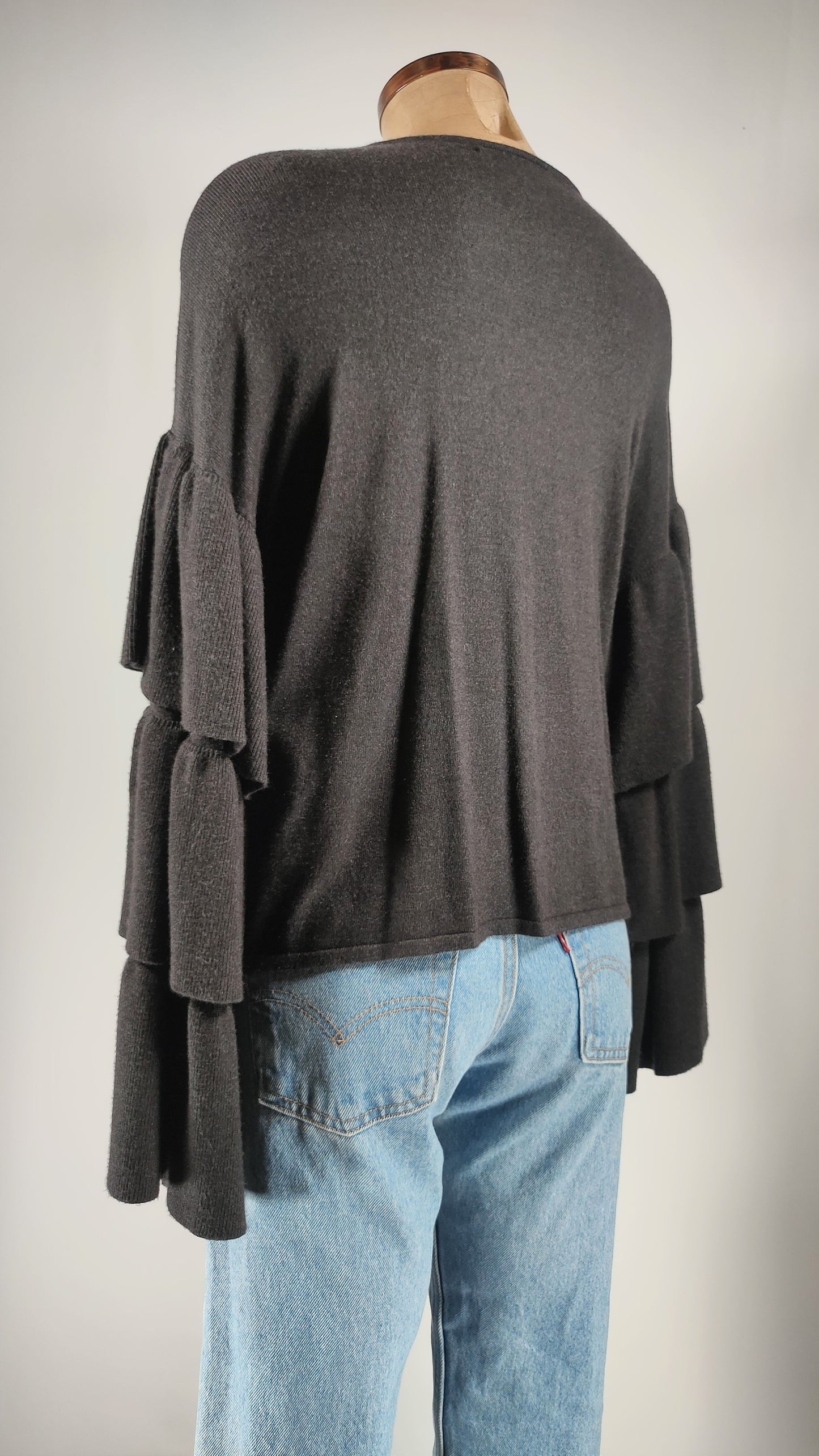Jersey gris con volantes en mangas