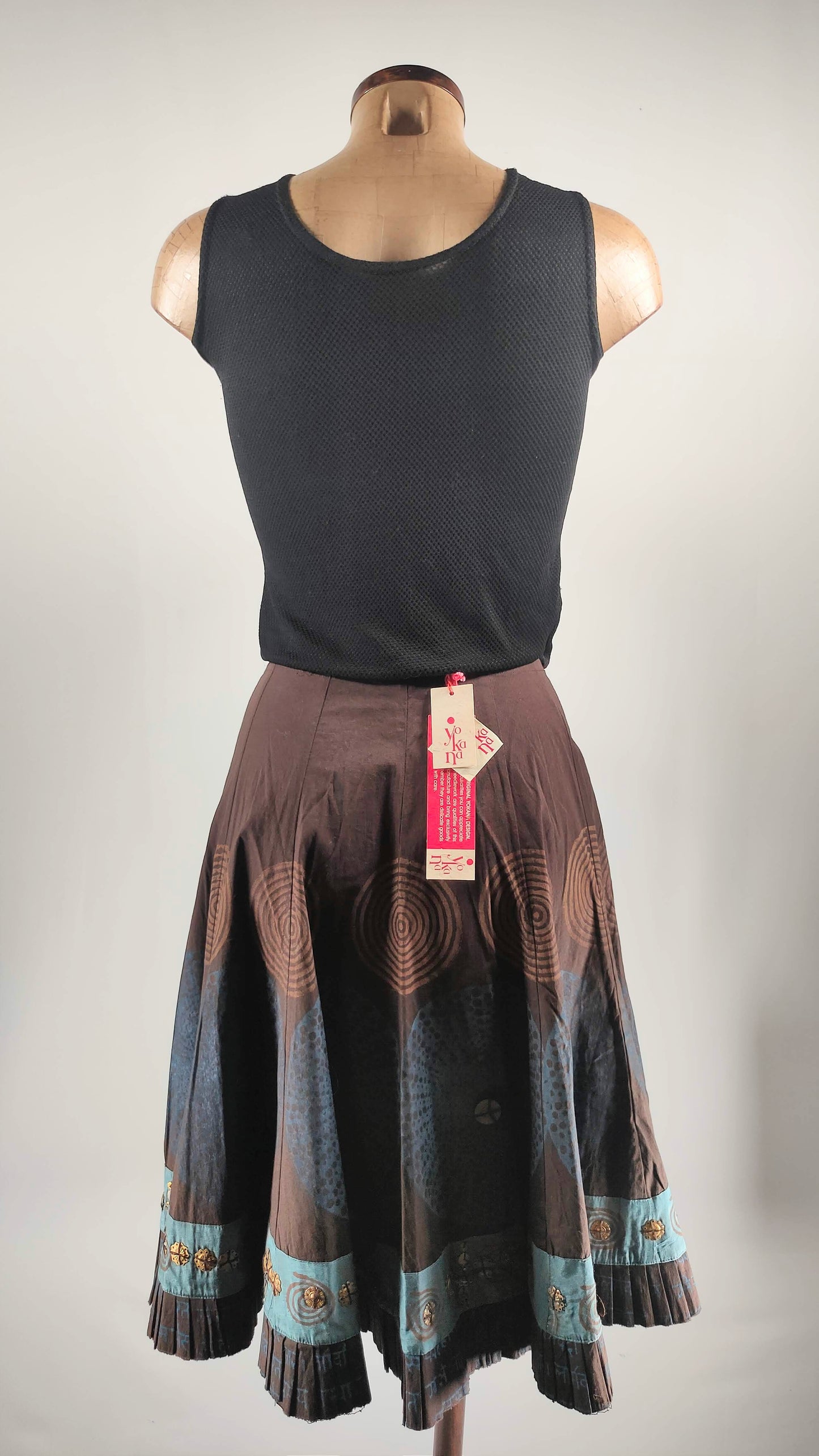 Falda con estampado étnico y detalle de apliques en cobre