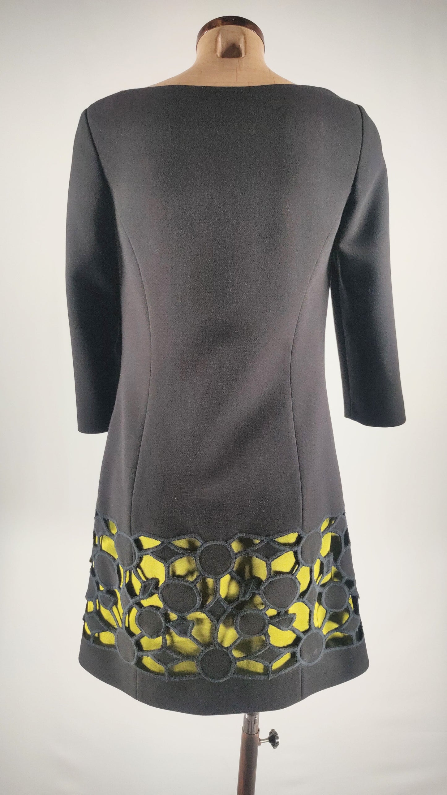 Vestido con calado en falda y fondo verde