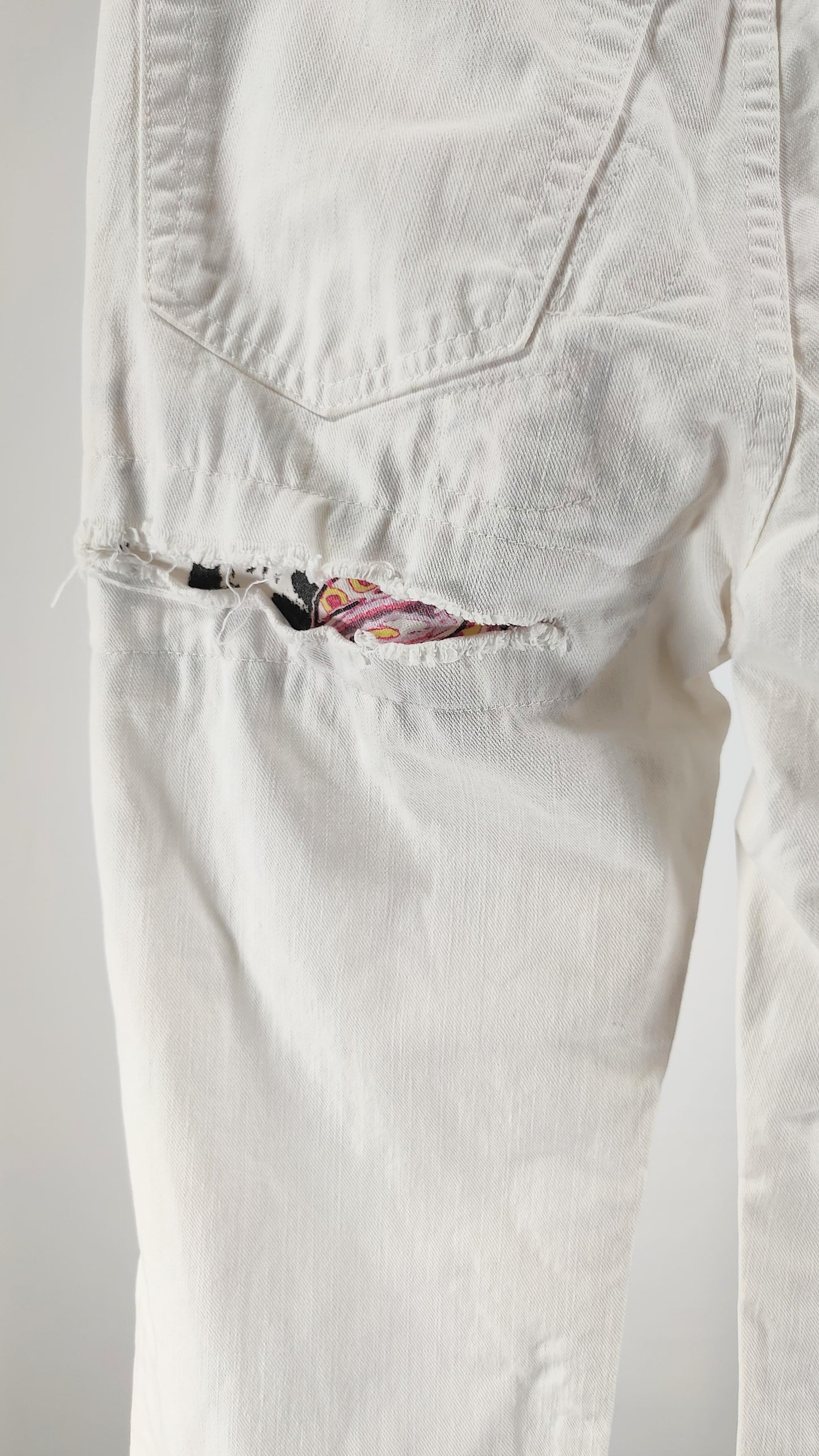 Pantalones blancos con efecto roto en parte trasera