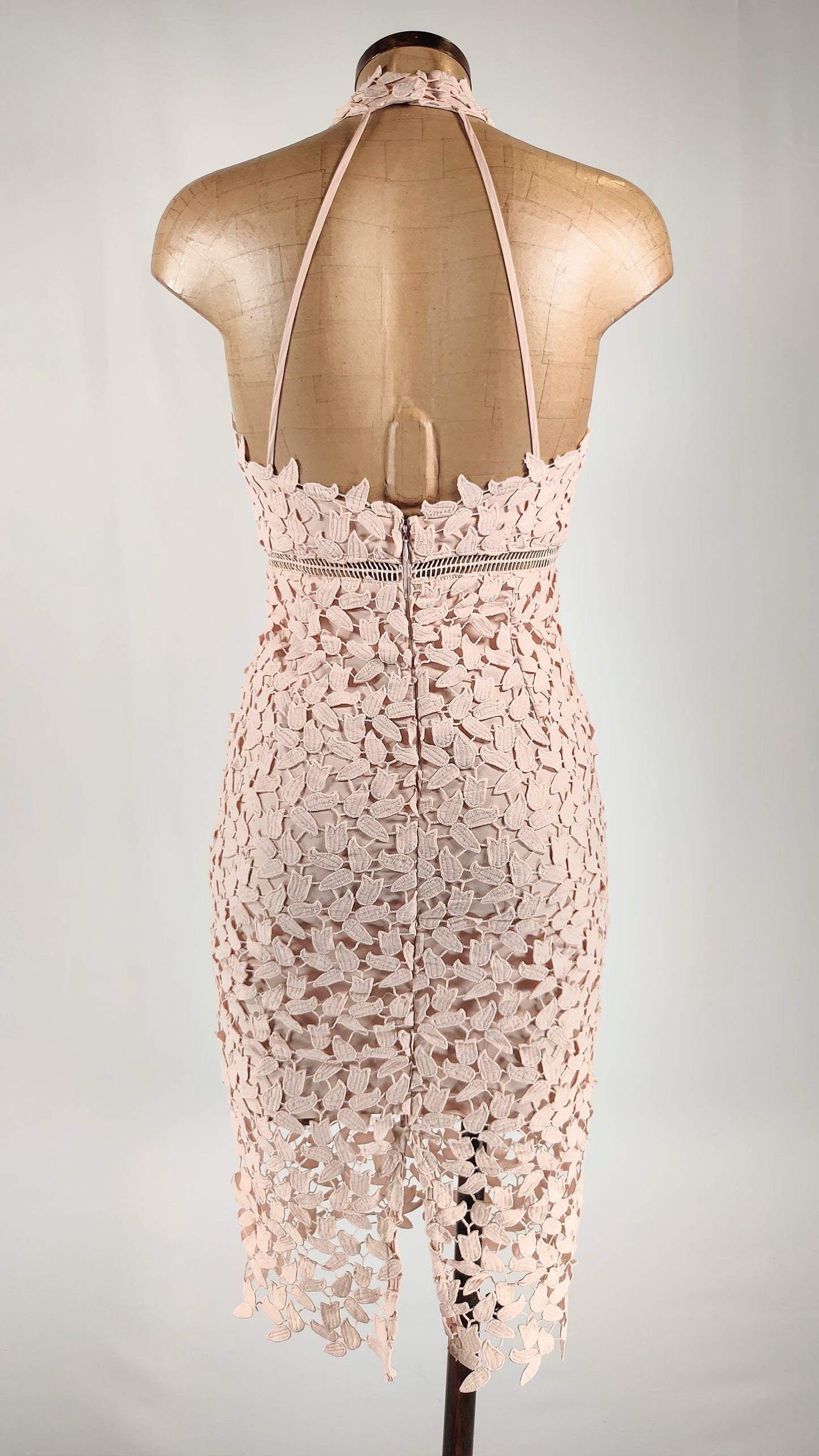 Vestido rosa palo con cuello halter