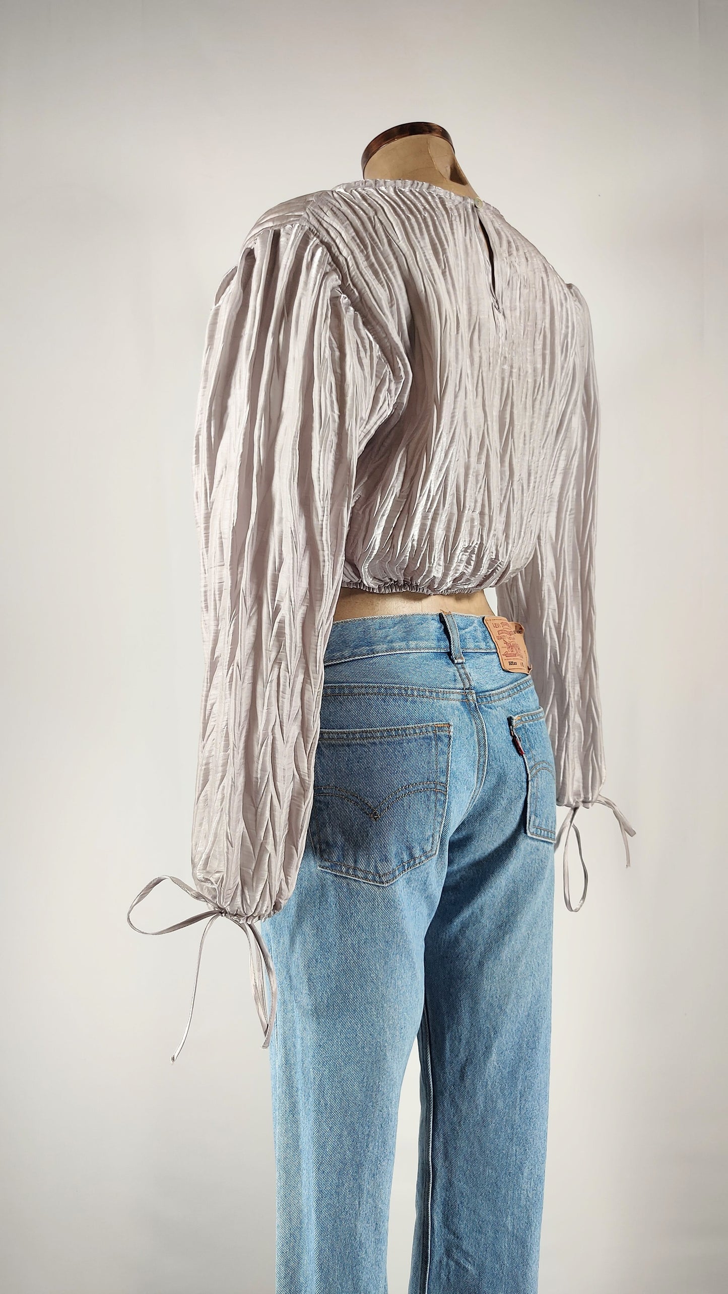 Crop top manga larga brillante