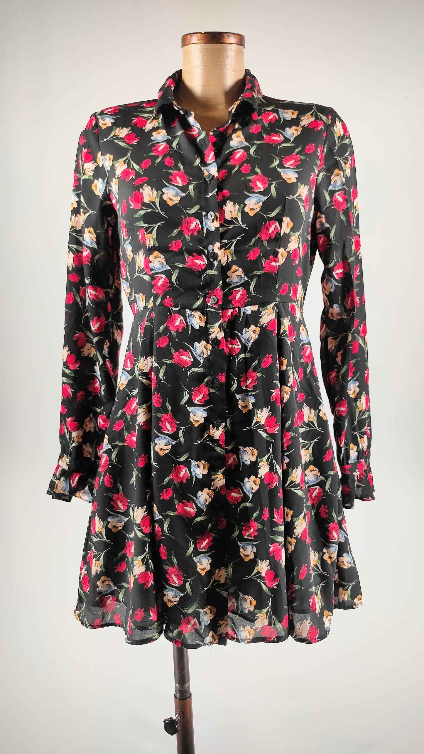 Vestido negro estampado floral Zara