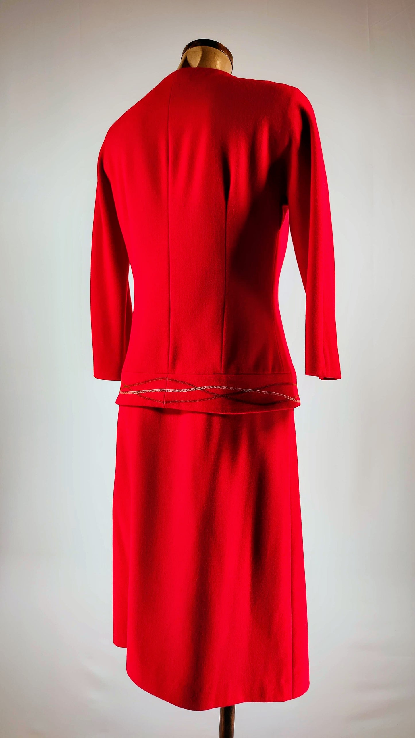 Traje rojo de falda y chaqueta Adolfo Domínguez