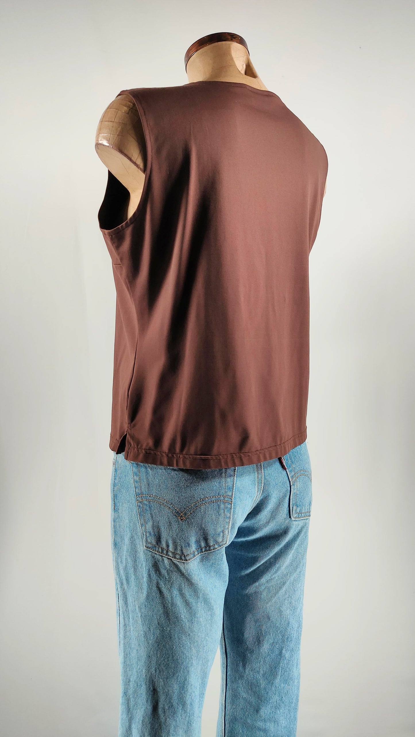 Top marrón con apliques en plata brillantes