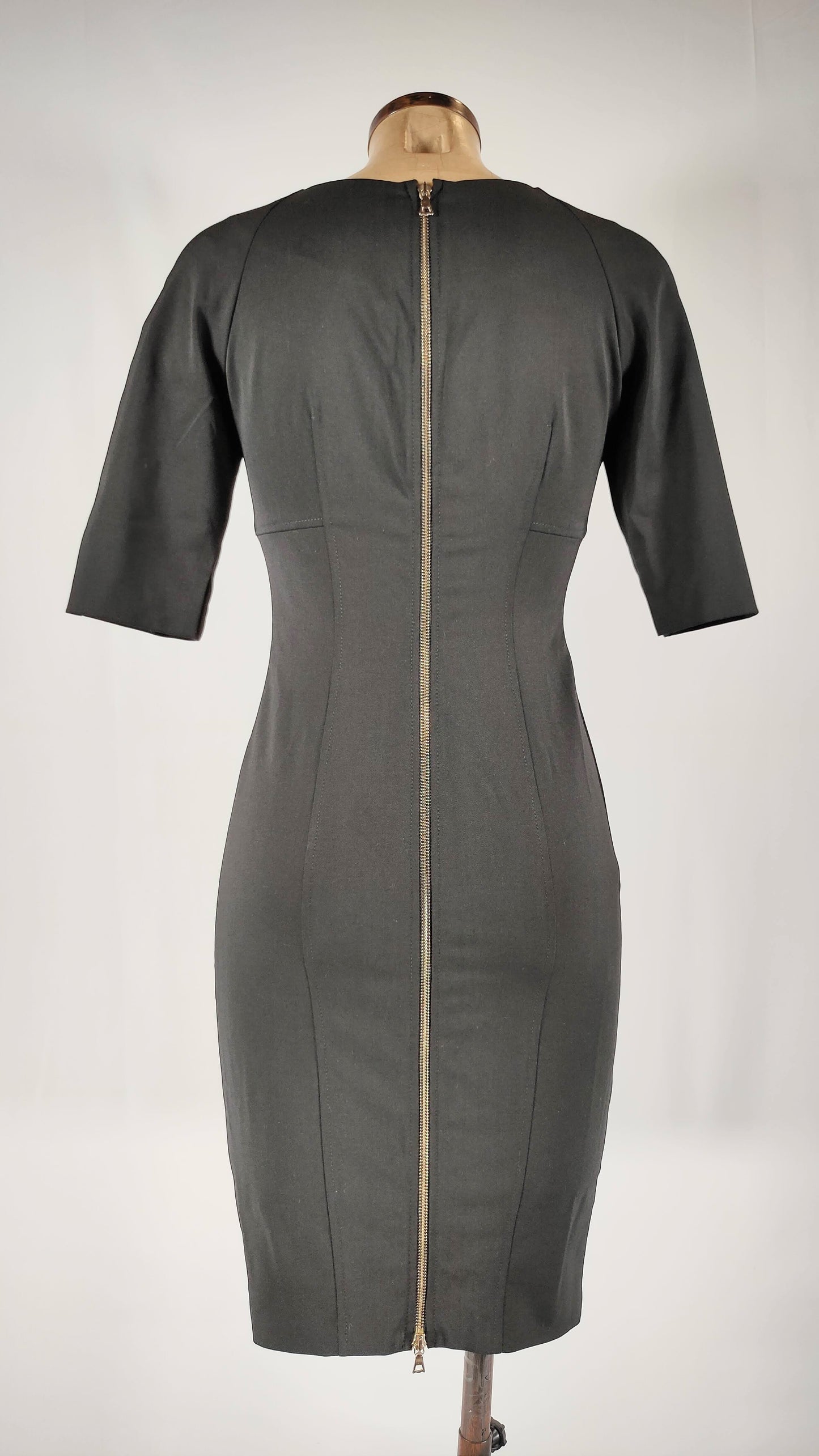 Vestido con escote de apliques en dorado