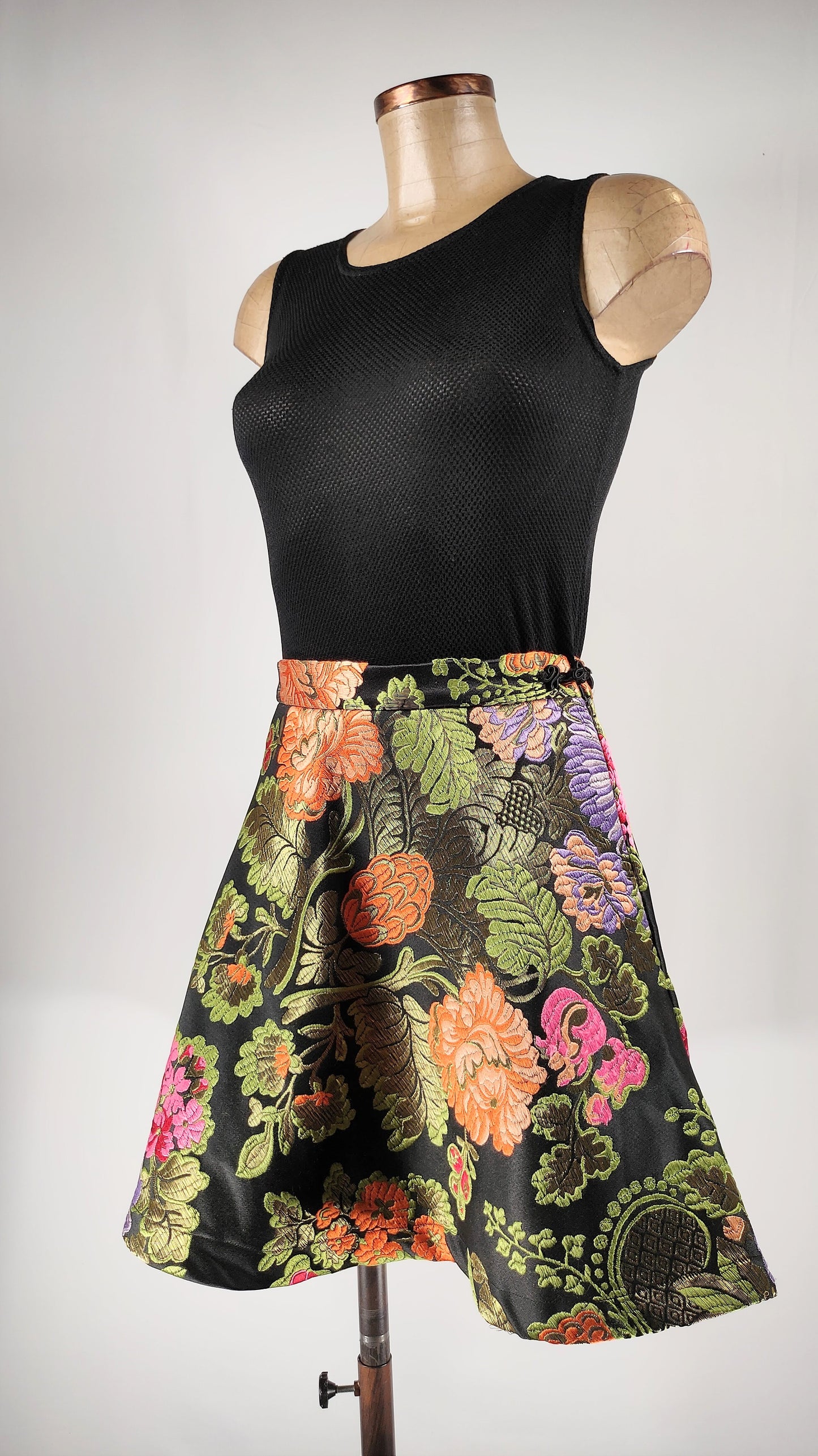 Falda bordada con motivos florales