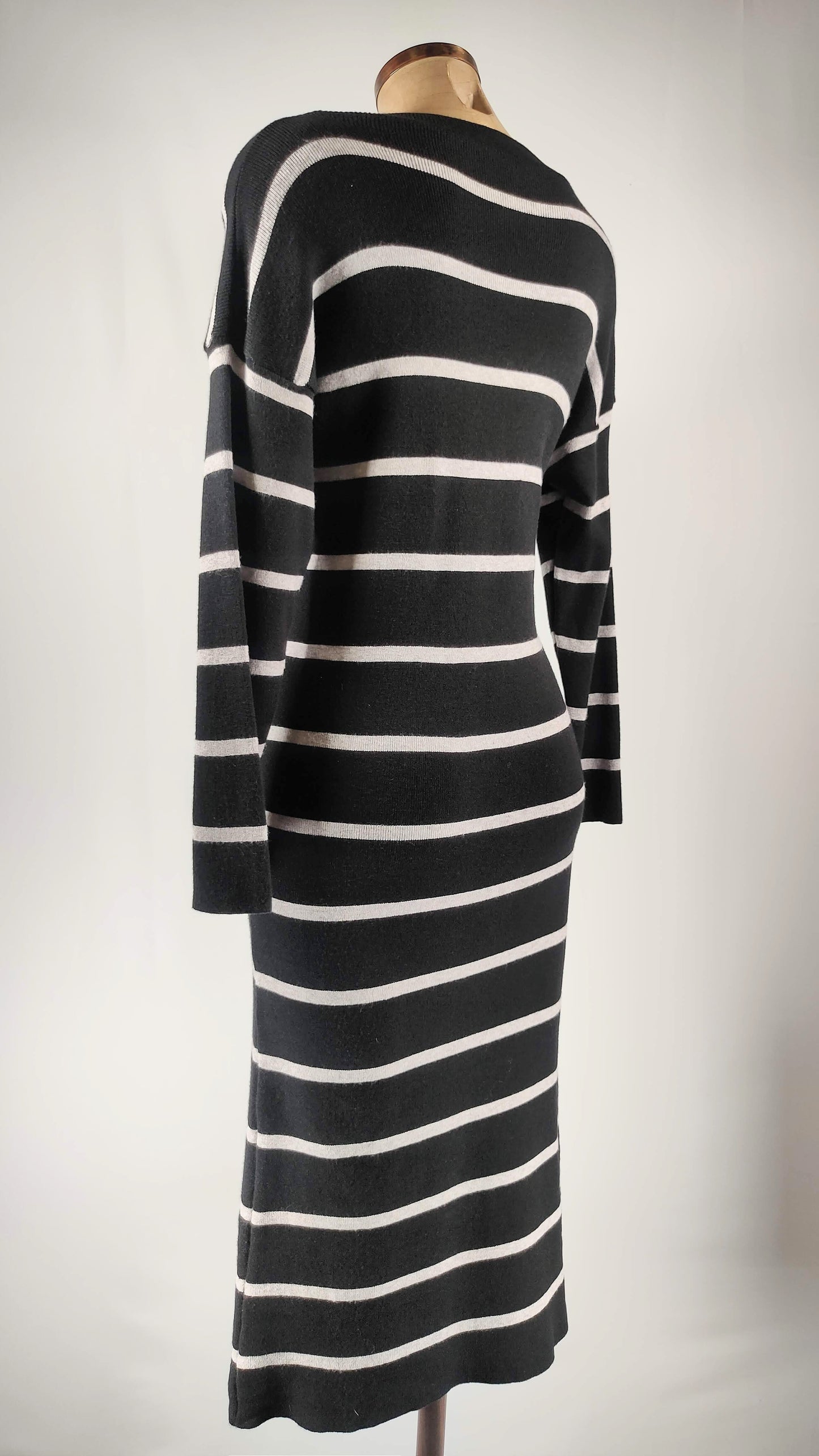 Vestido negro a rayas horizontales grises