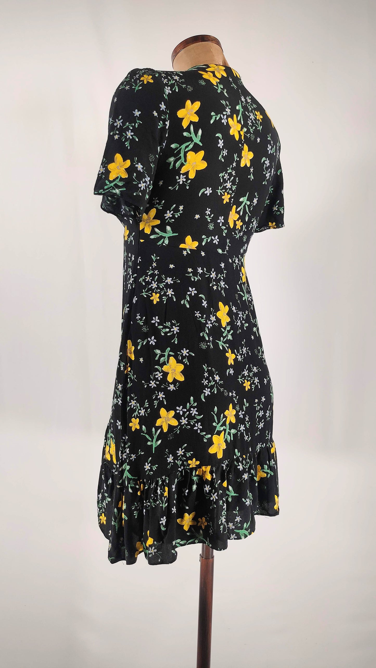Vestido negro con flores amarillas