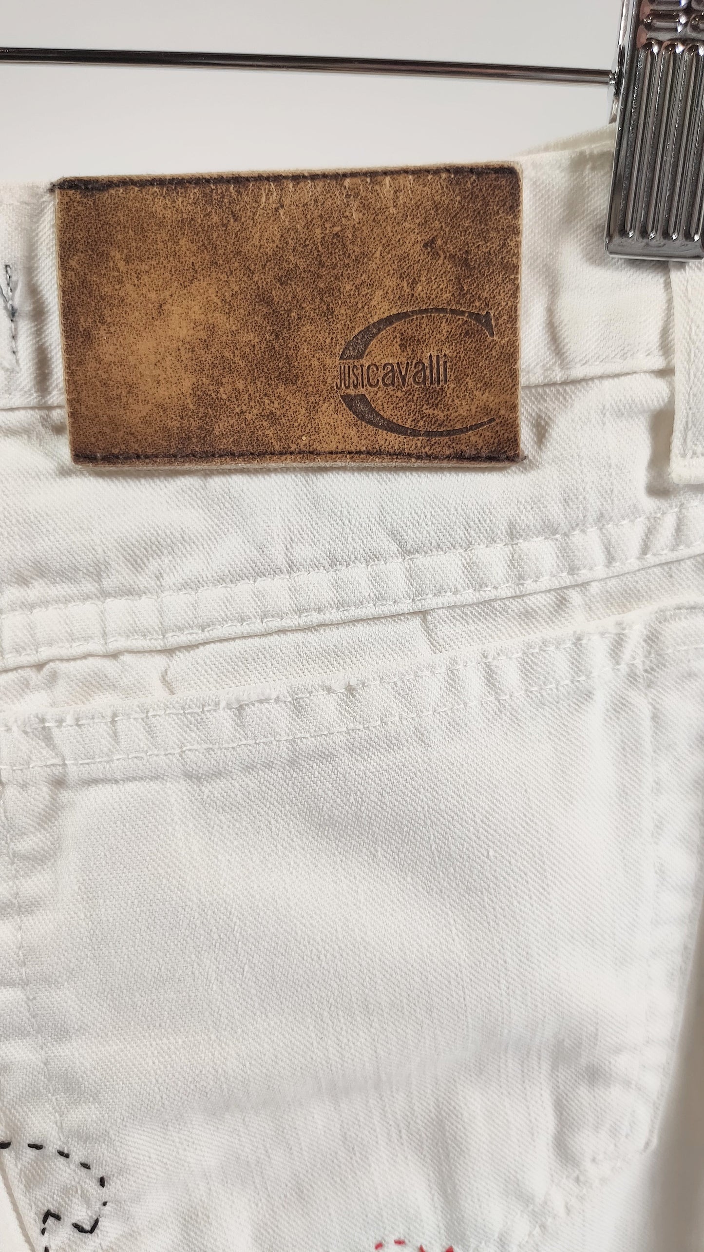 Pantalones blancos con efecto roto en parte trasera