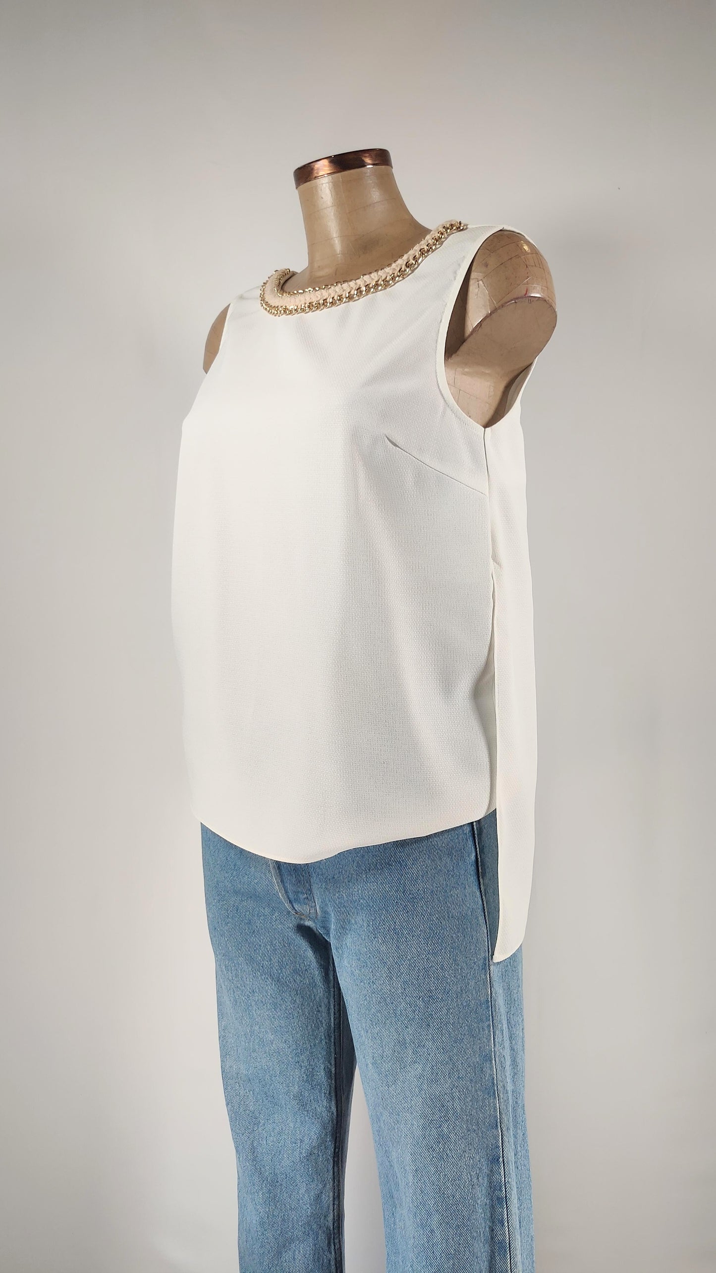 Blusa con cadena en cuello