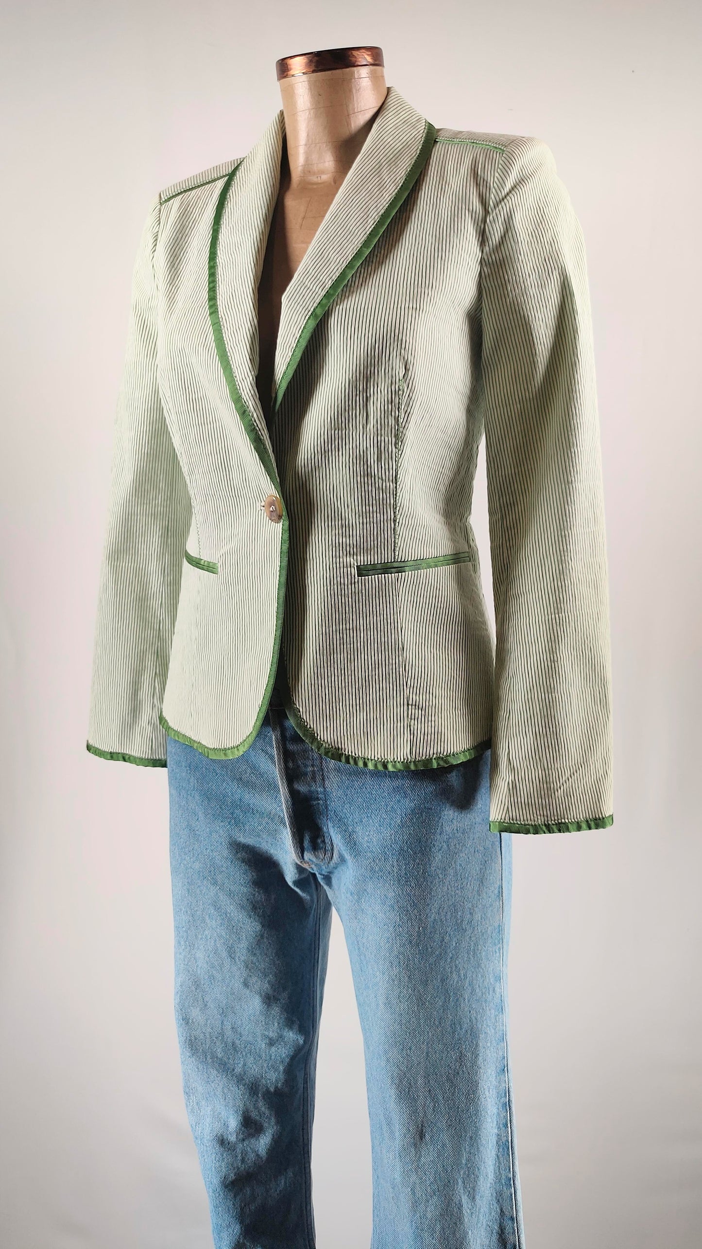 Americana con bordes en verde