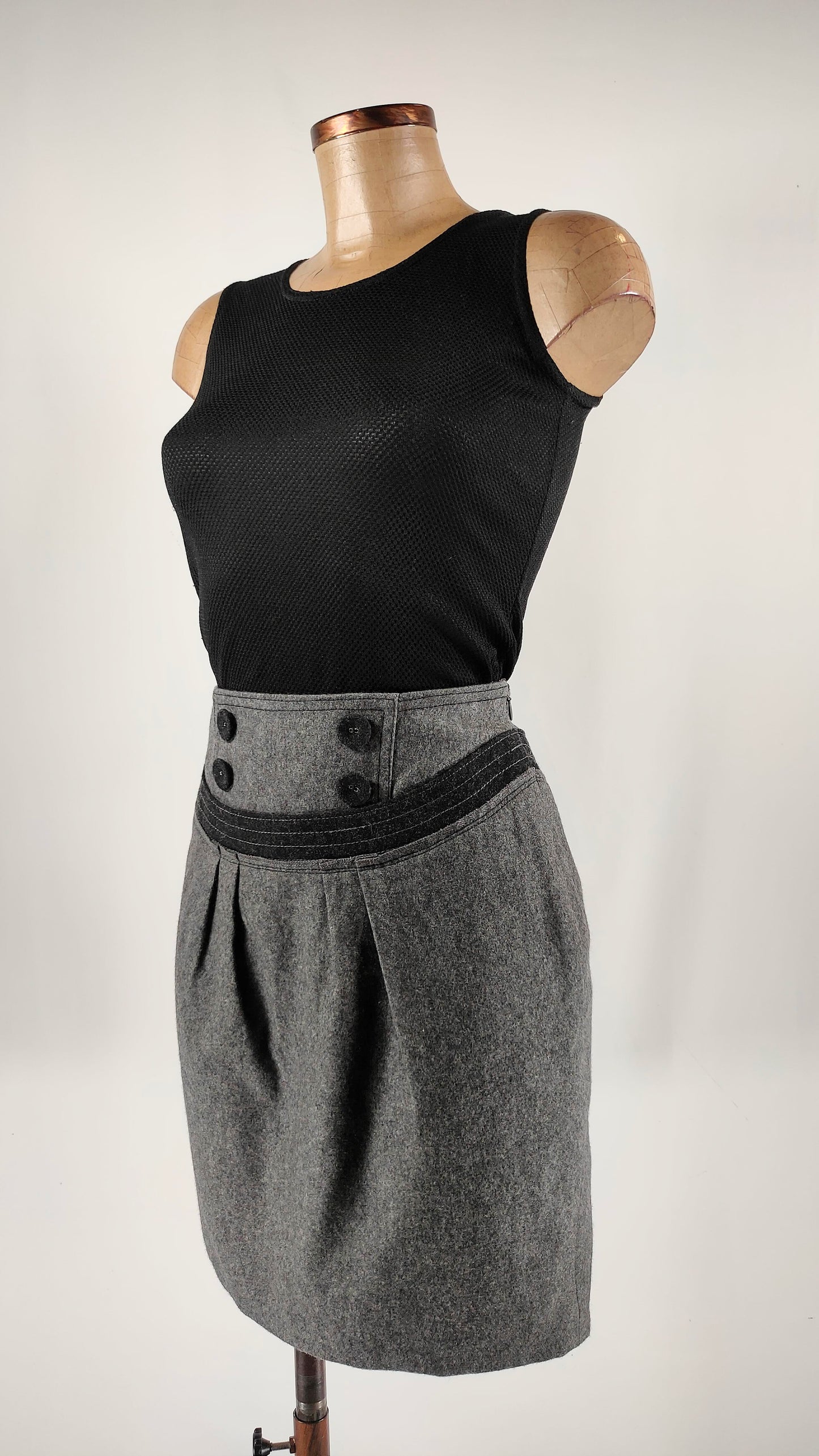 Falda de lana gris AD