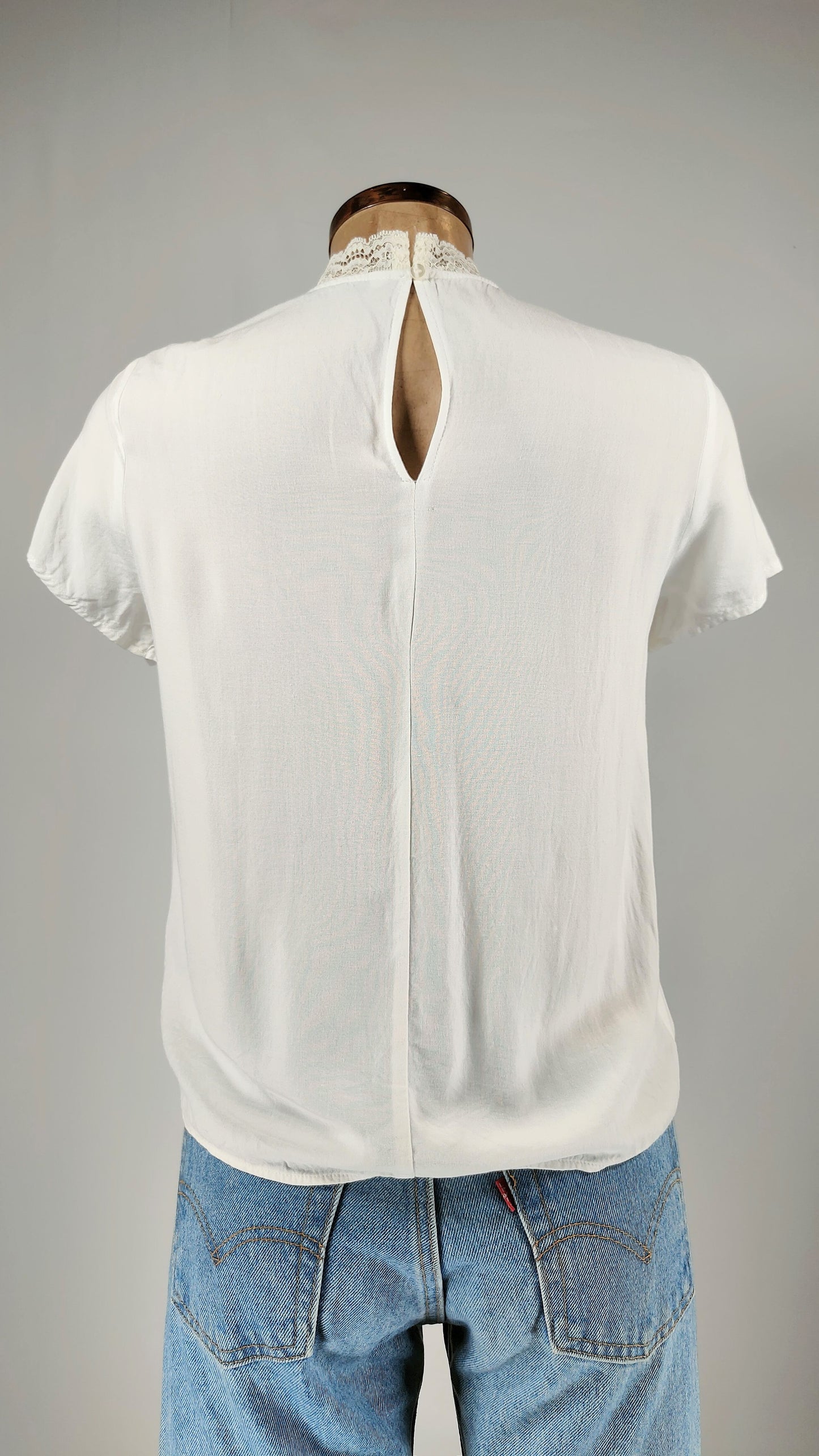 Blusa con calado frontal