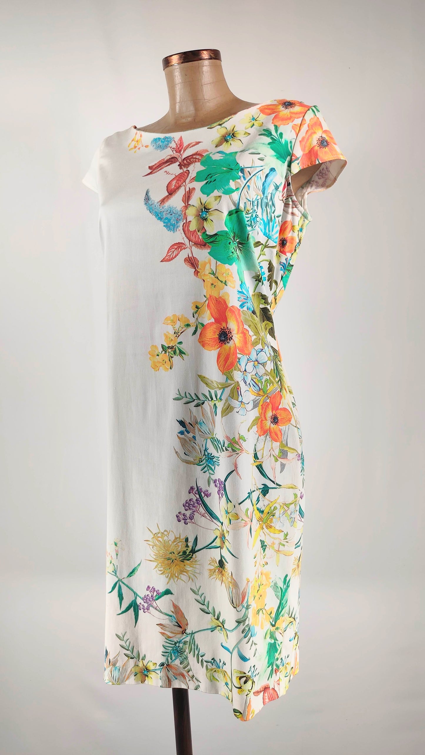 Vestido blanco con estampado multicolor floral