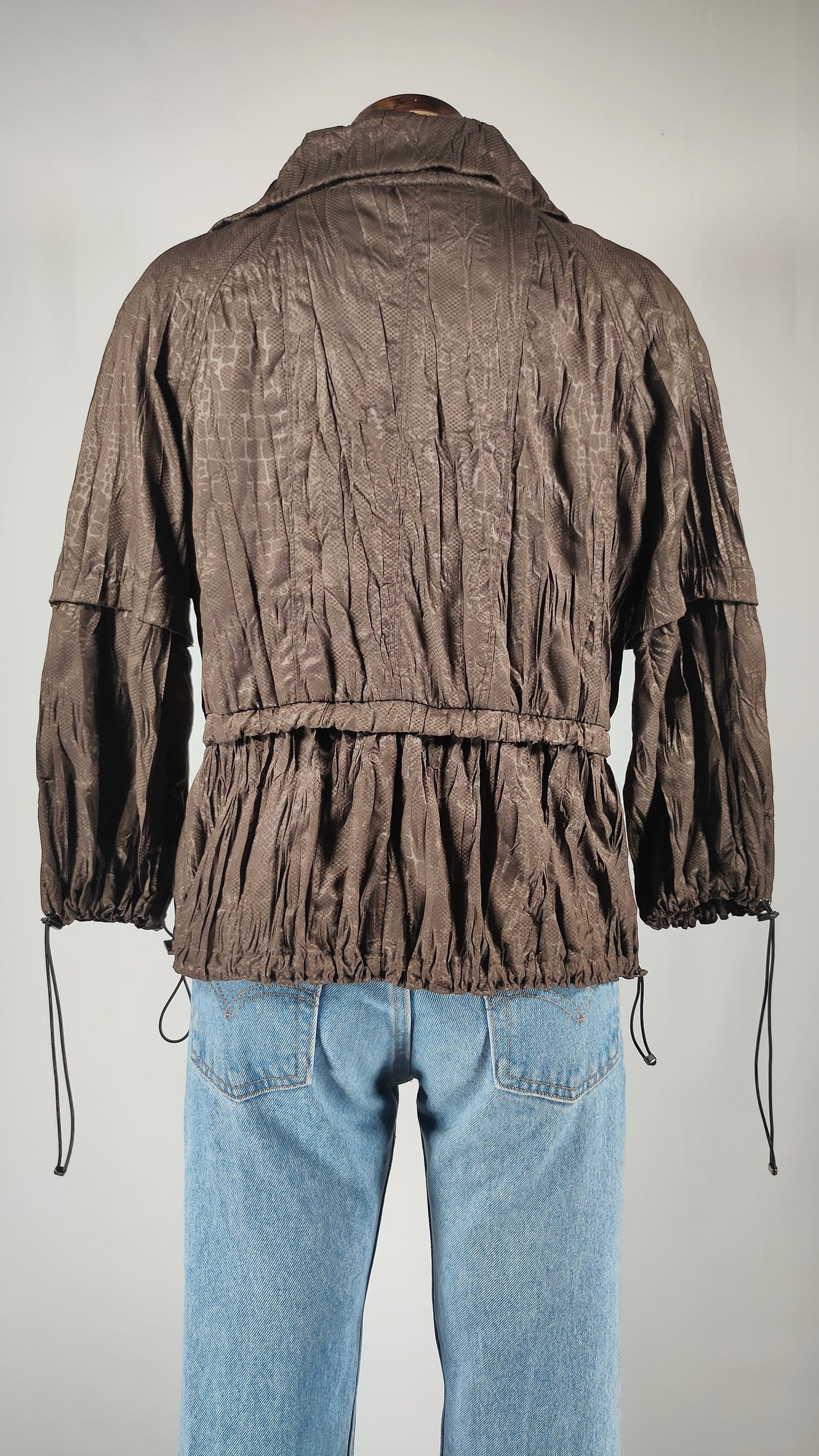 Chaqueta ligera con efecto arrugado