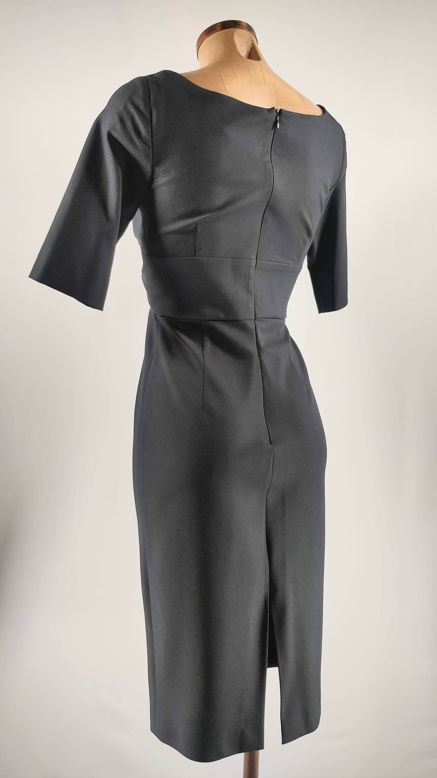 Vestido negro con adorno en pecho Zara